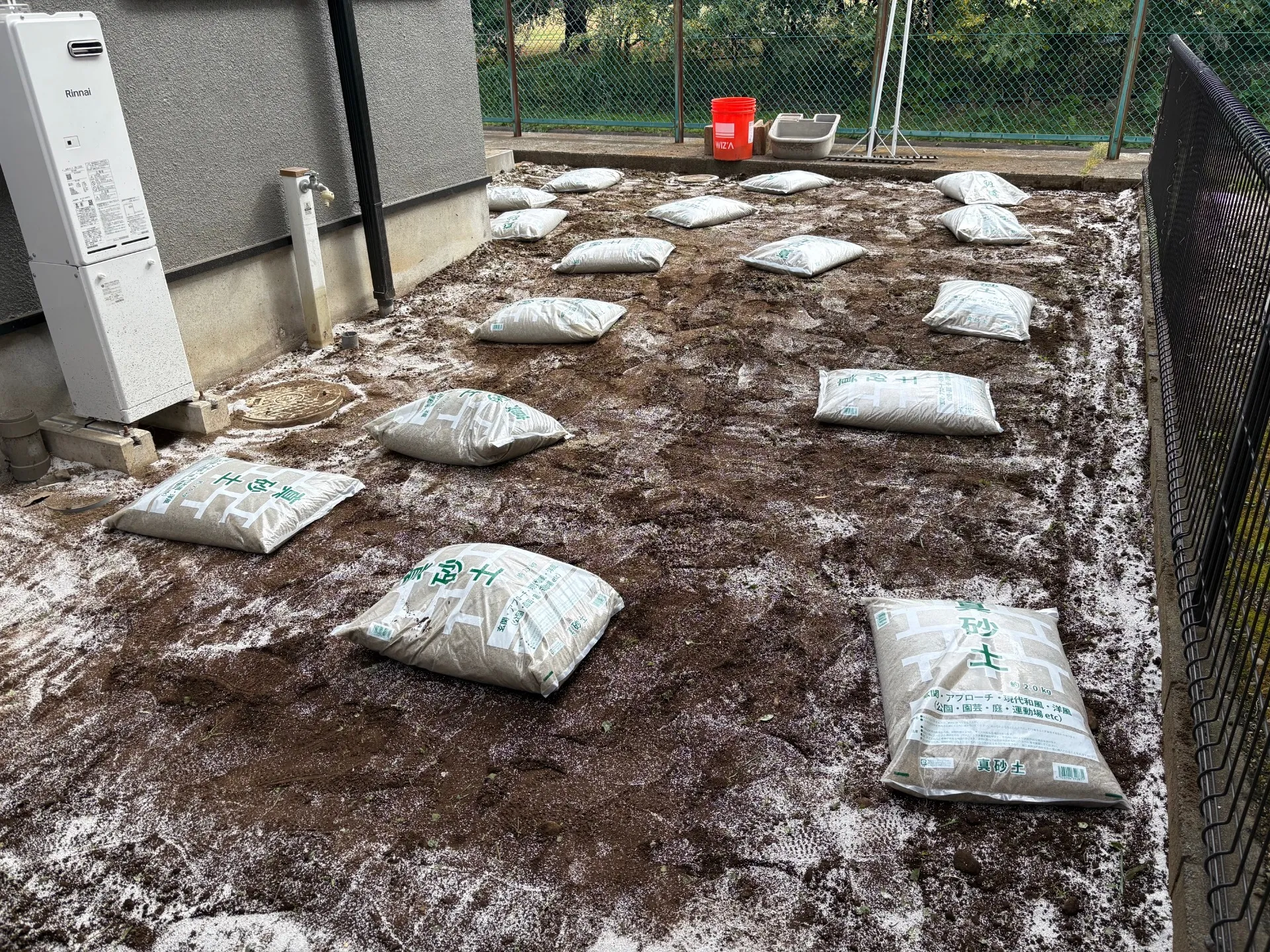 下地砂を入れていきます