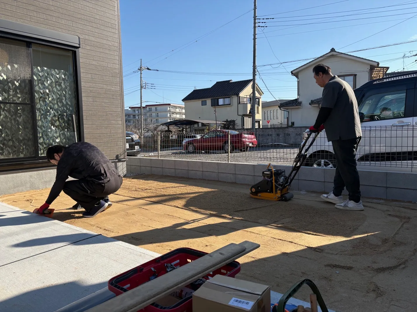 しっかり転圧して整地します。