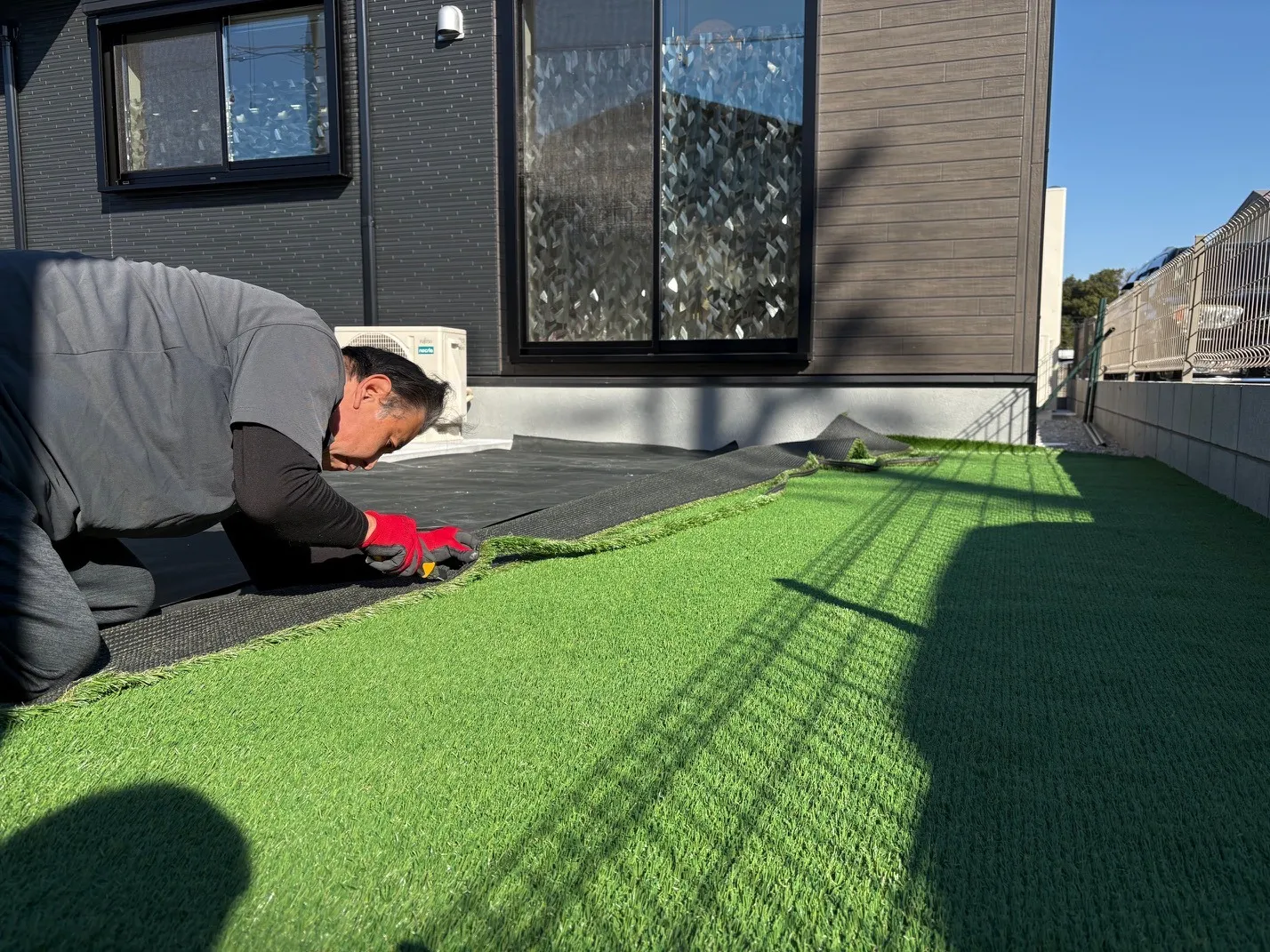 人工芝の継ぎ目を丁寧に処理します。