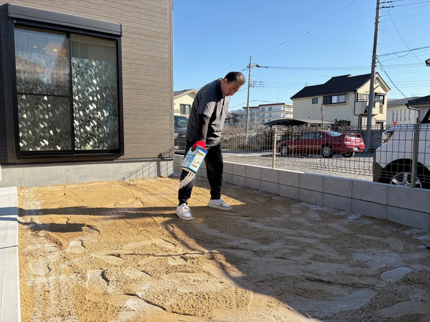 山砂で砂利を埋め立てます。