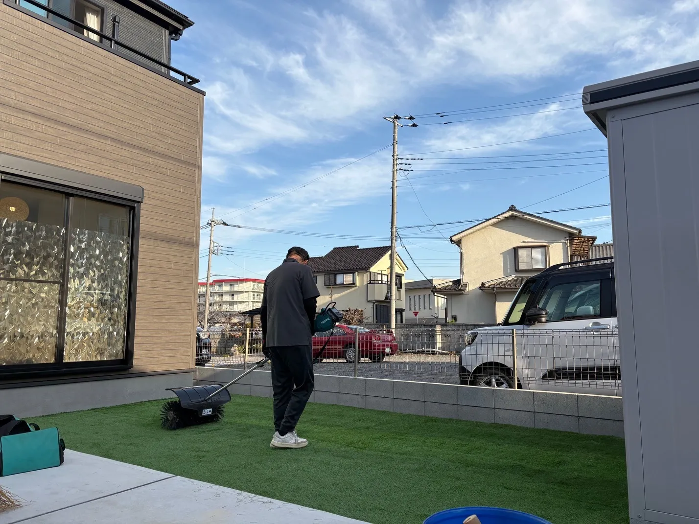 ブラッシングして芝生を起こしてあげます。