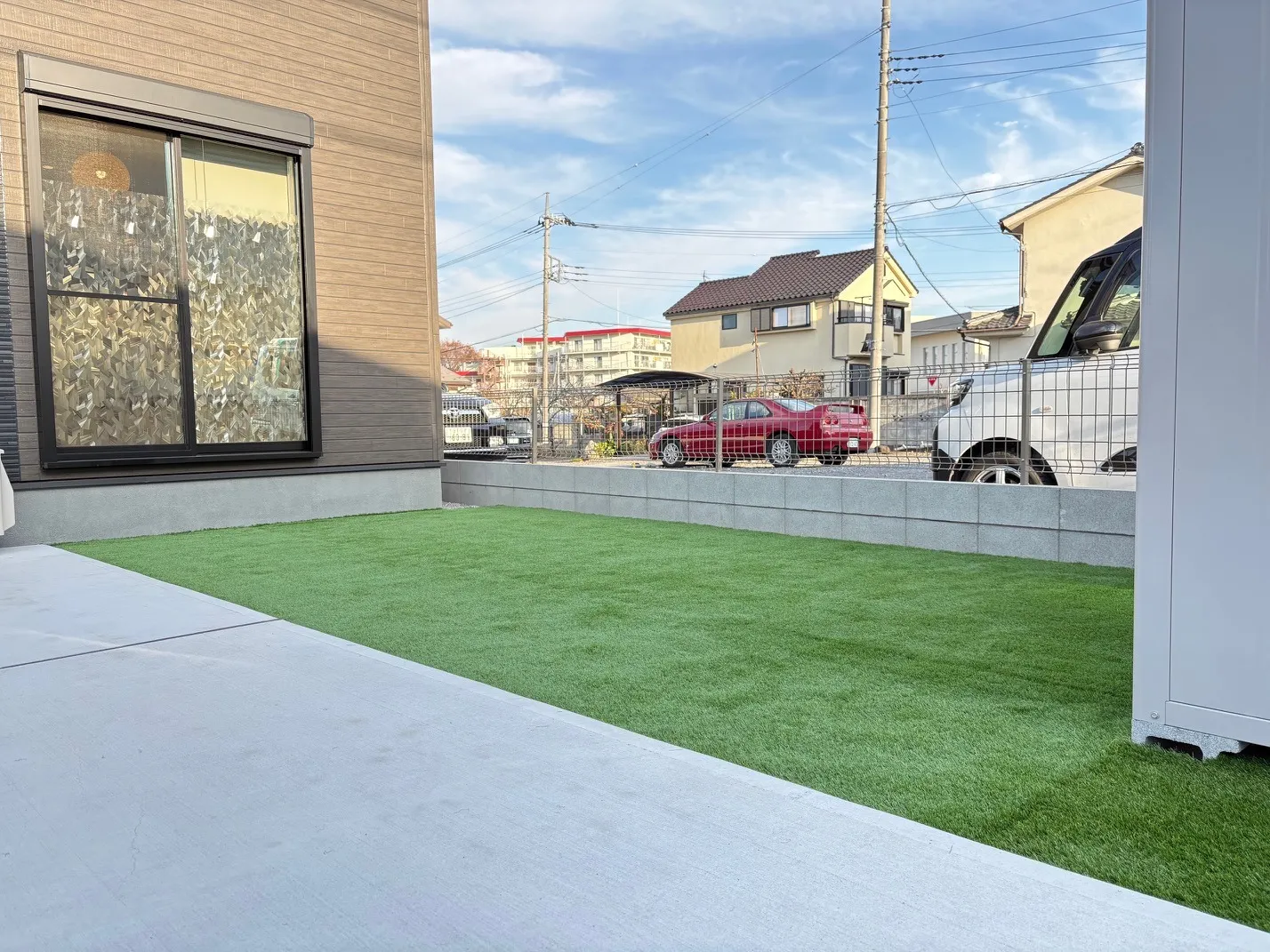 【砂利から人工芝へ】東京都青梅市の戸建ての庭を快適リフォーム｜デッドスペースがドッグランに変身！