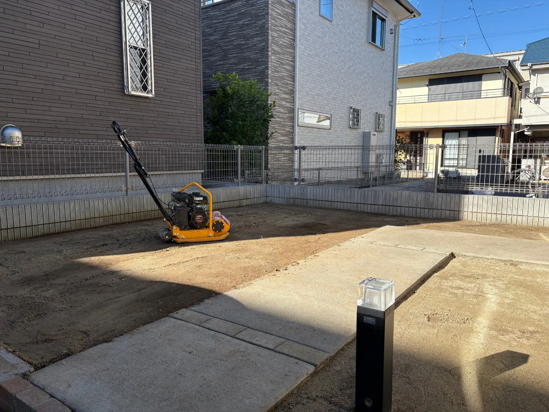 下地砂を敷き丁寧に転圧・整地