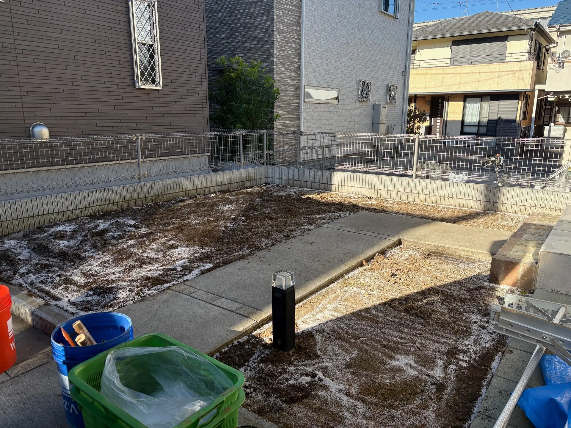 雑草を除去して除草剤を撒きます