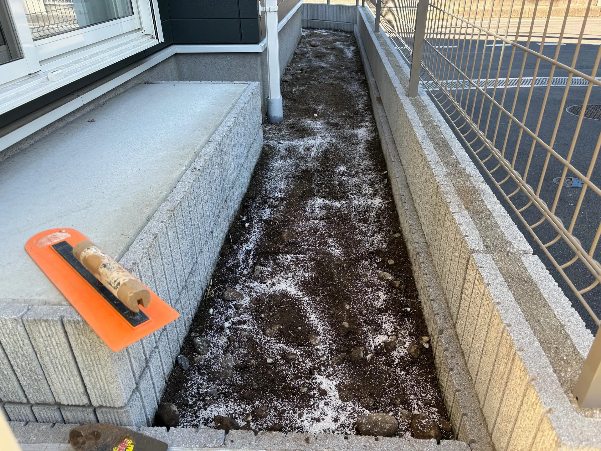 人工芝で庭づくりはここまで変わる｜入間市の戸建てで叶えた“手入れ不要”の快適ガーデン