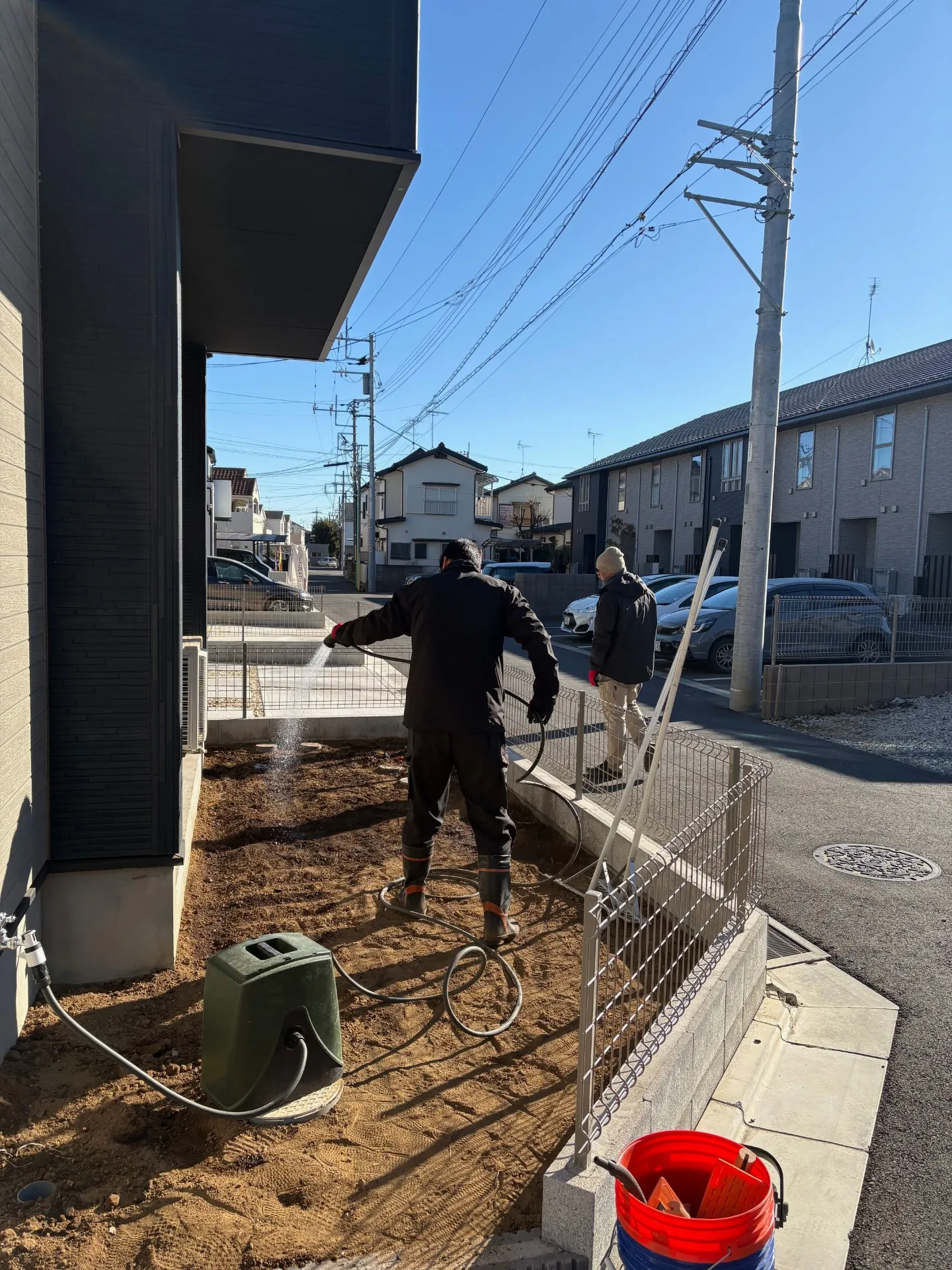 水撒きをして土を締固めます。