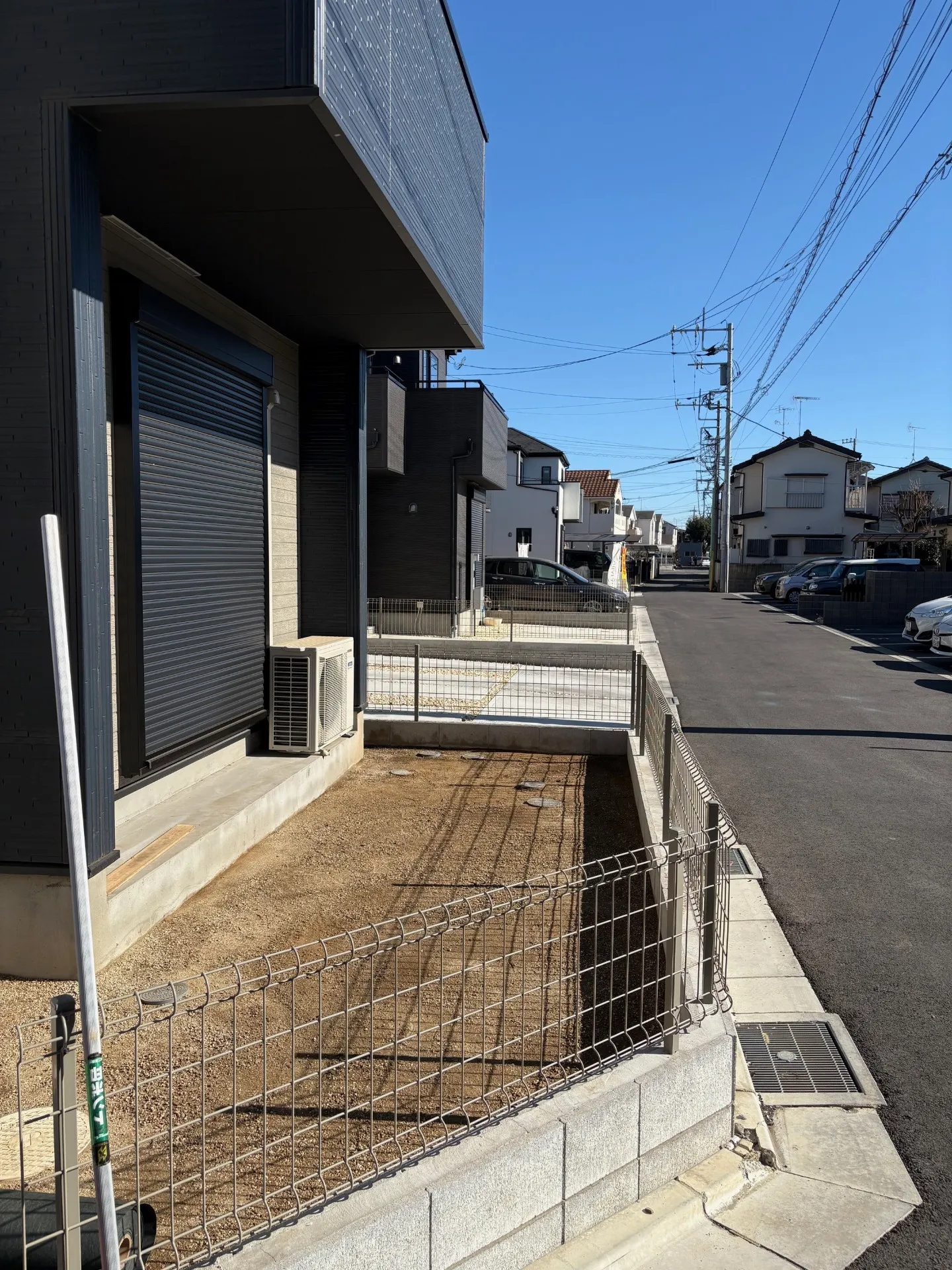 人工芝の下地整地は丁寧に行います。