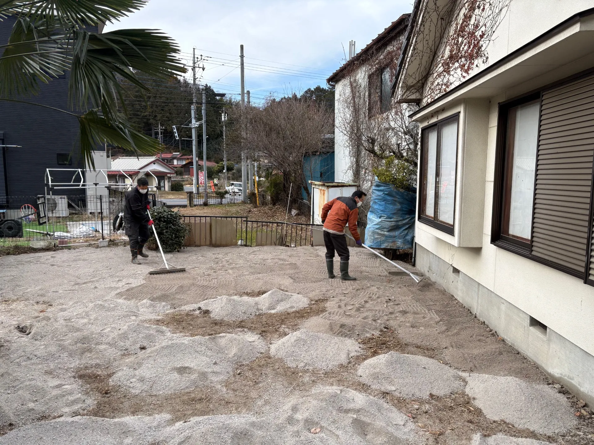 人工芝の下地砂を全面に敷き詰めます。