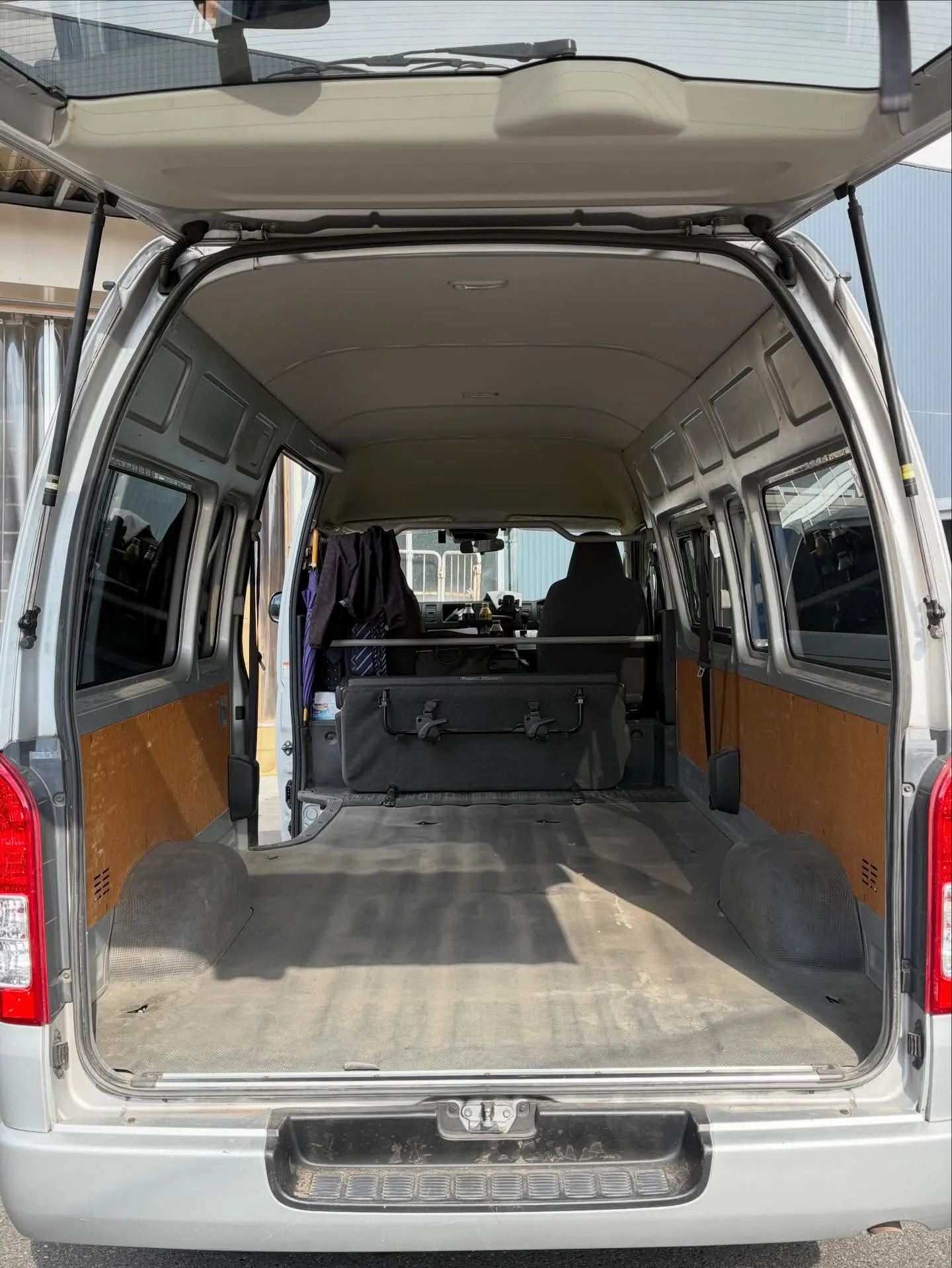 🚗🌱【車内が…まさかの芝生に⁉】