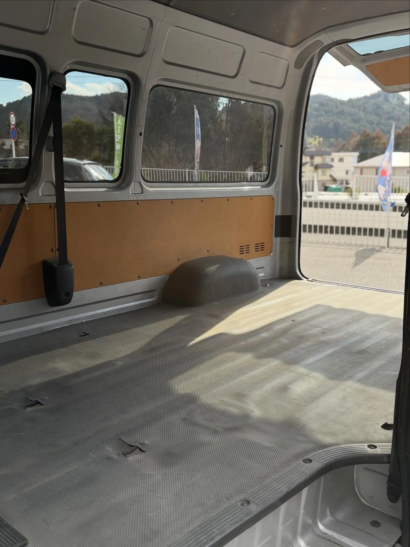 🚗🌱【車内が…まさかの芝生に⁉】