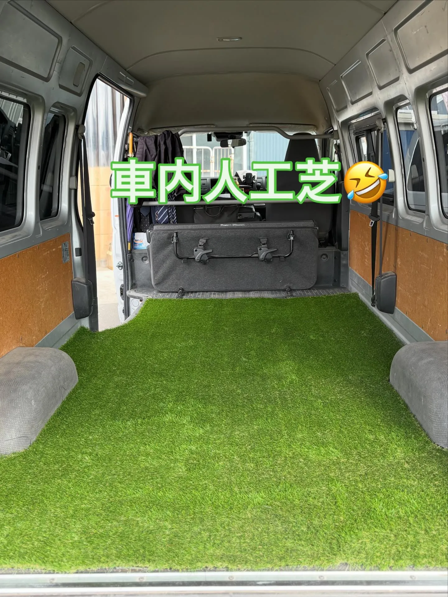 🚗🌱【車内が…まさかの芝生に⁉】