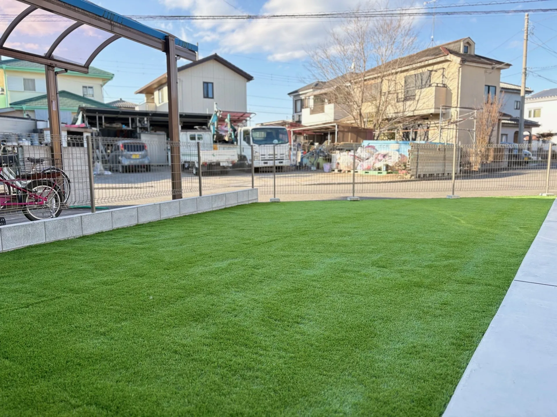 【埼玉県飯能市 人工芝施工事例】更地の空きスペースが子供の遊び場に！口コミ高評価の安心施工｜東京・埼玉対応