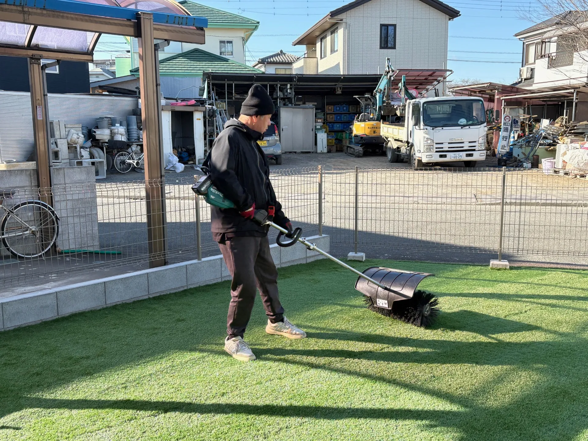 仕上げにブラッシングして芝生を起こしてあげます。