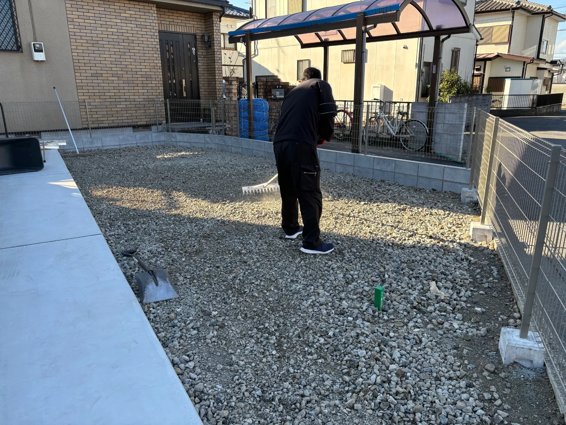 トンボで軽く整地します。