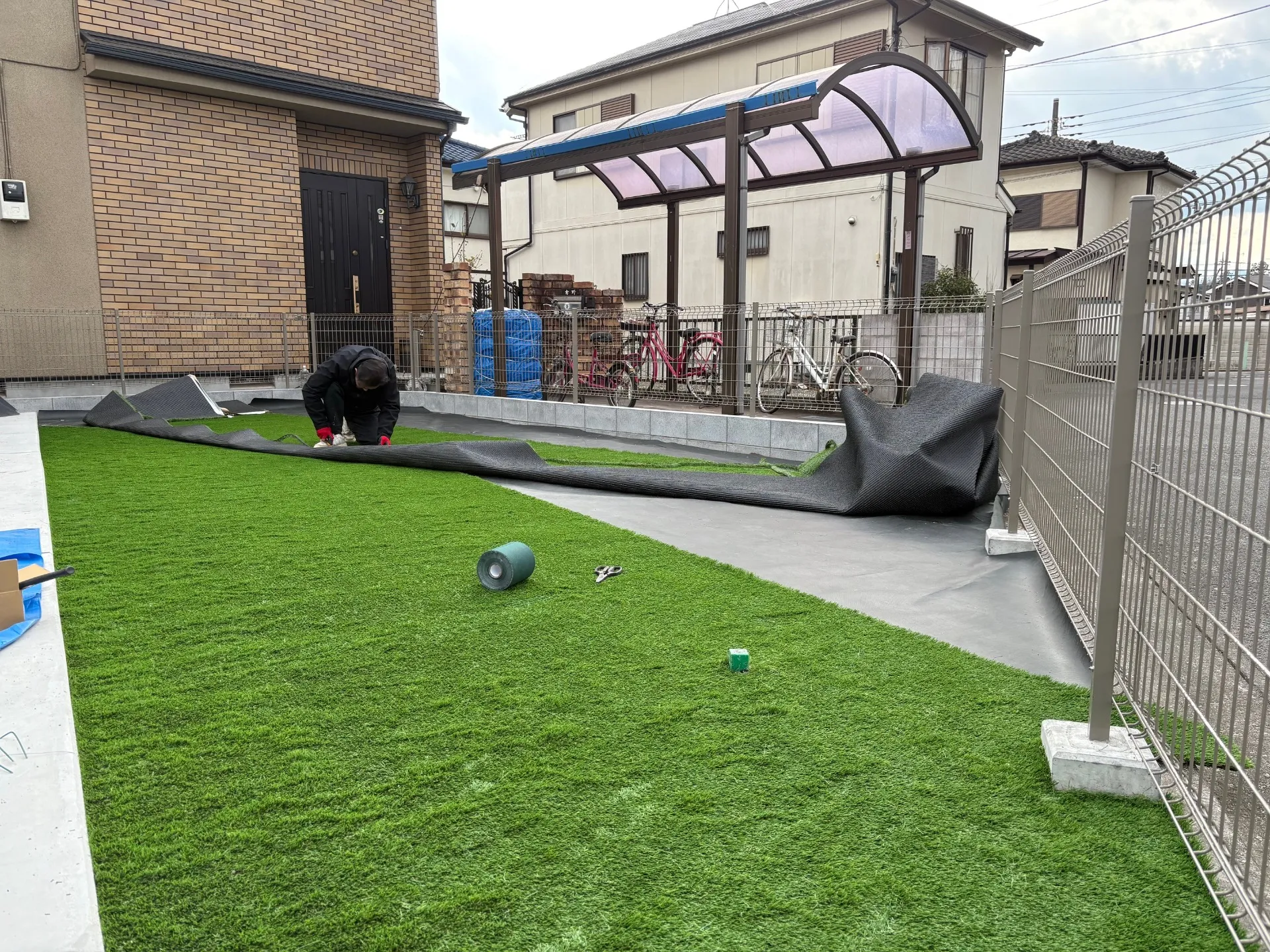 人工芝の下に防草シート敷設