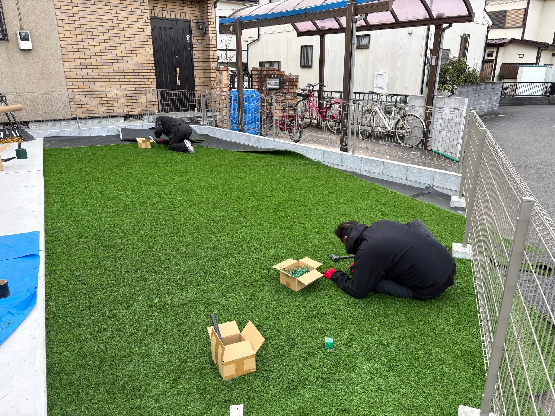 DIY人工芝と業者施工の違いとは？失敗例とプロ施工の決定的差｜埼玉・東京対応 人工芝施工専門店