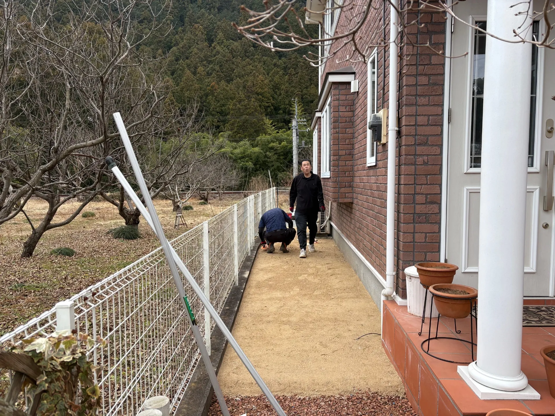【埼玉県飯能市 ドッグラン人工芝施工】DIY庭からプロ施工へ｜愛犬が全力で走れる安心リフォーム