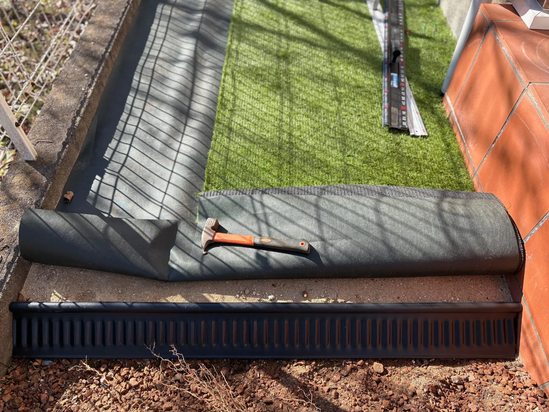 砂が出ないよう見切り材設置