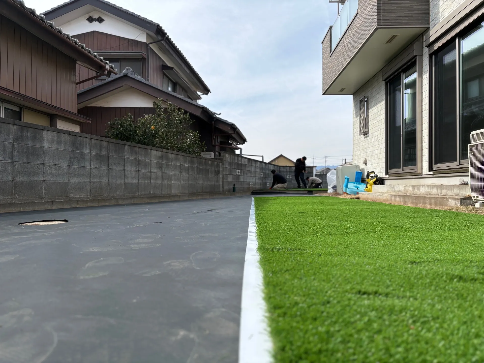 人工芝をジョイントテープとピンで繋ぎます。