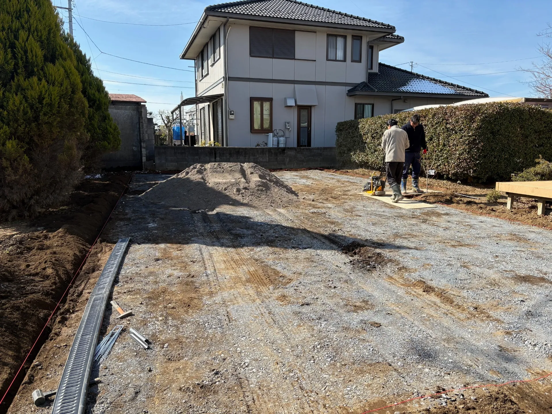 転圧機で地面を固めていきます