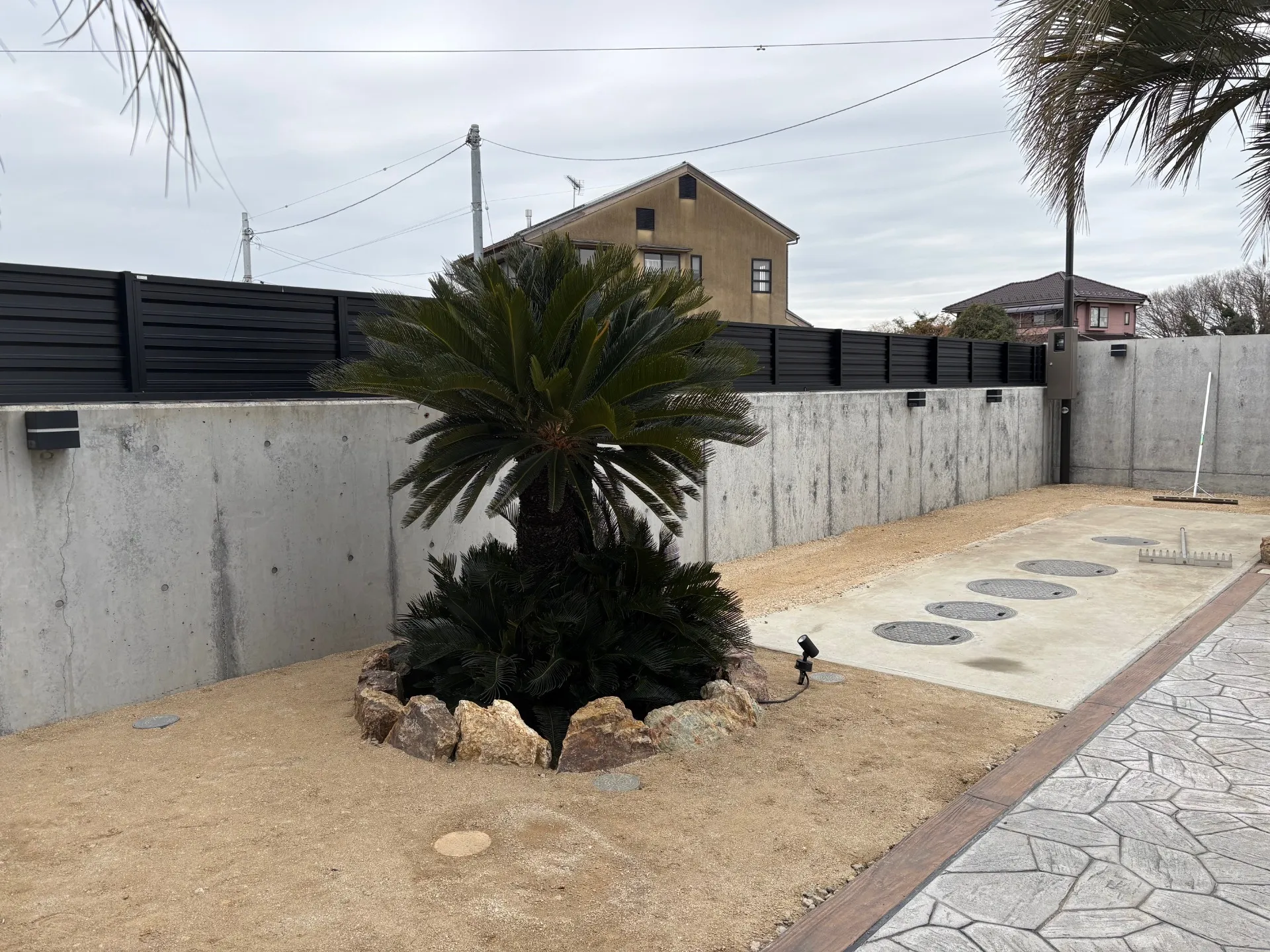 既存の人工芝を全て剥がします