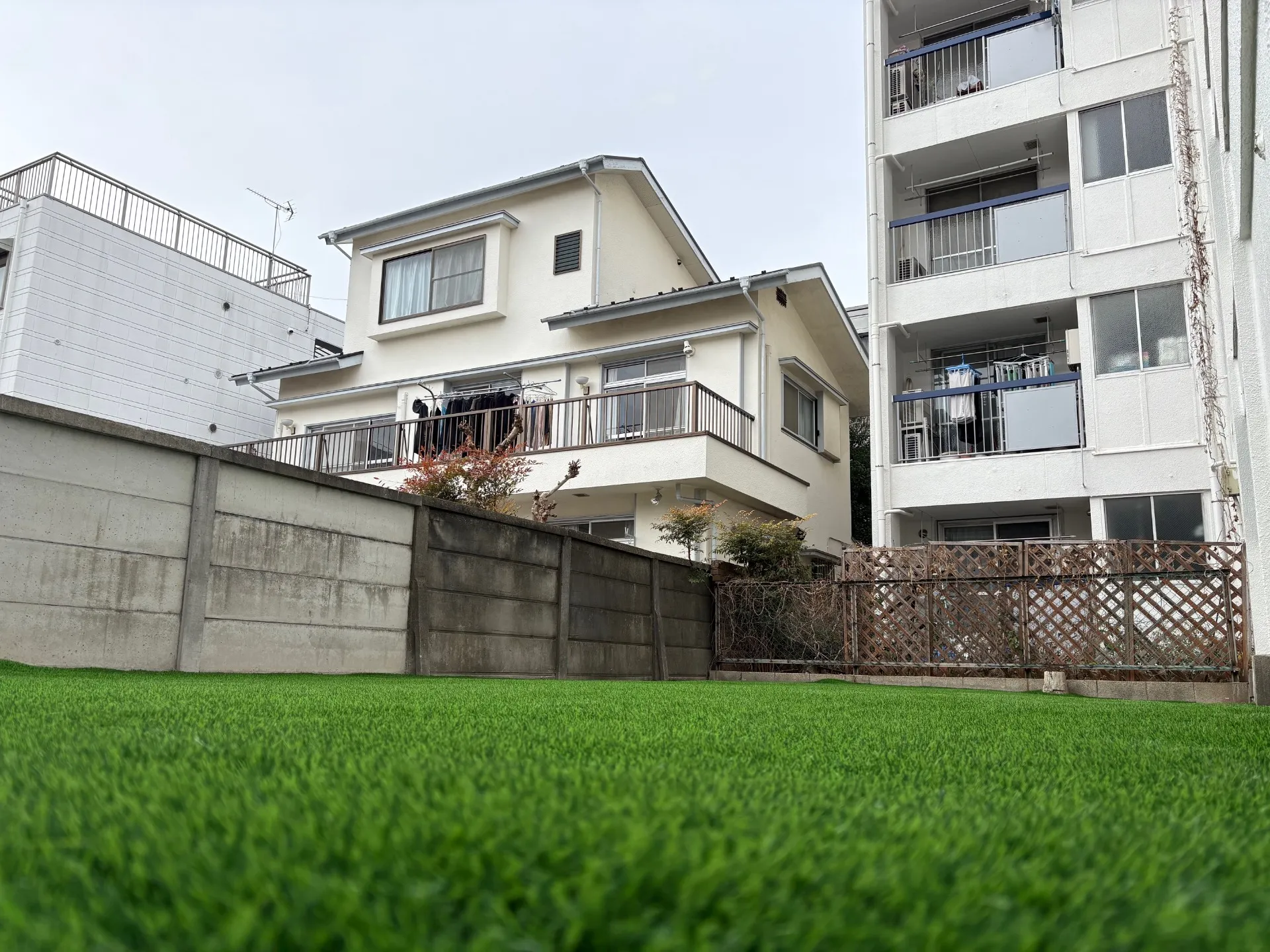 グリーンの人工芝で明るく開放的な印象に生まれ変わりました。