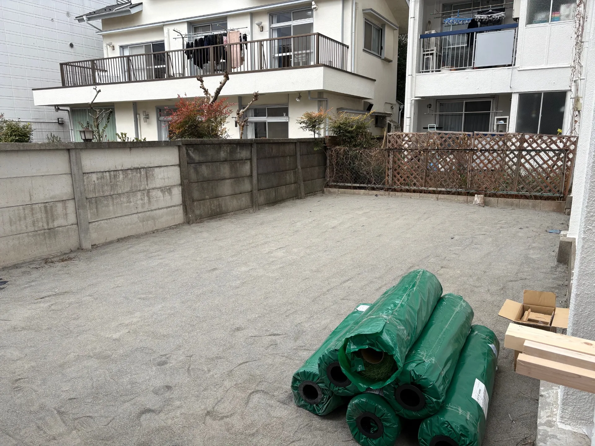 下地砂を入れることでクッション性・水捌けの向上