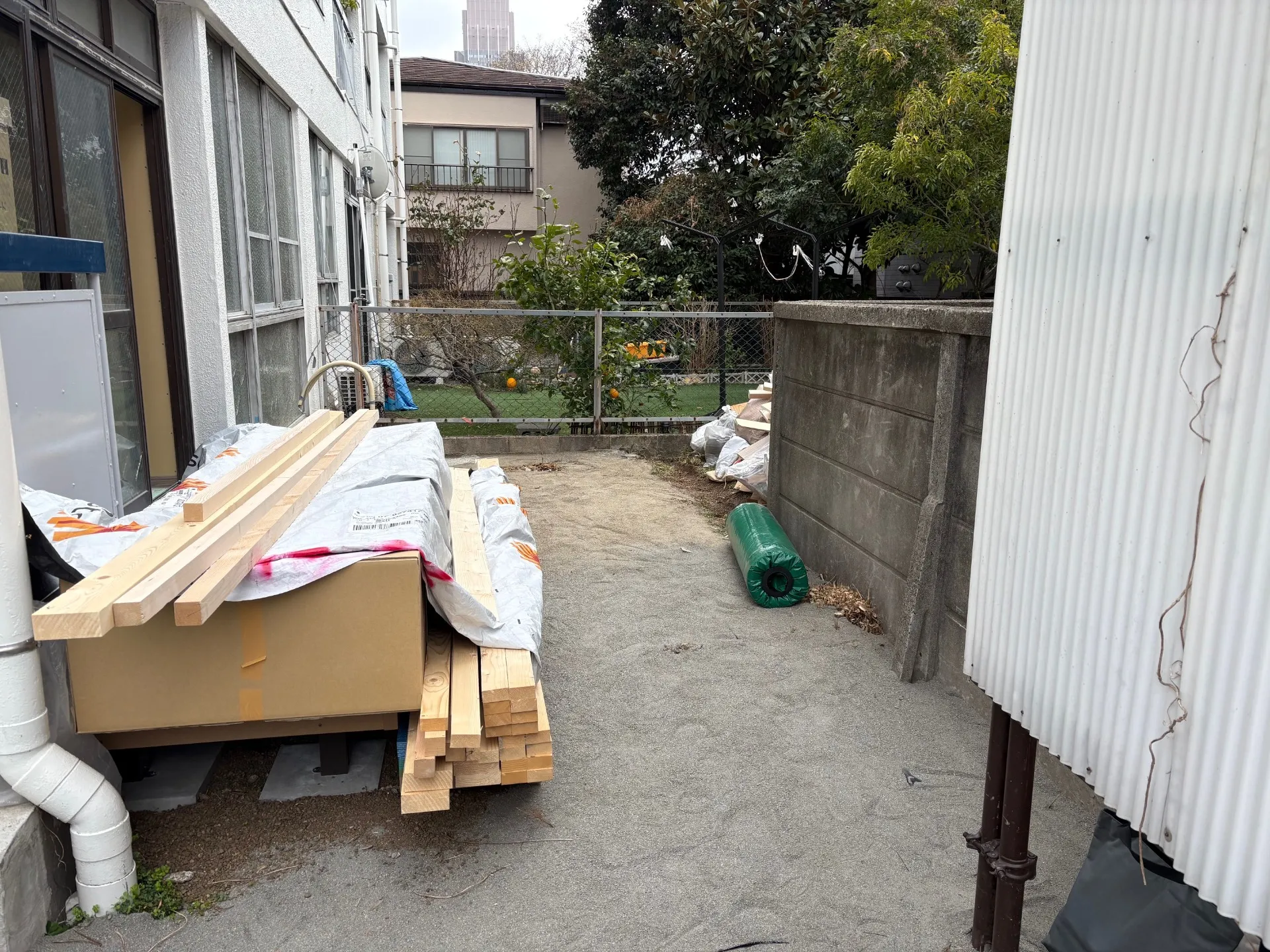 【東京都渋谷区】マンション専用庭を人工芝ドッグランへリフォーム｜都会に誕生した癒しのプライベート緑空間