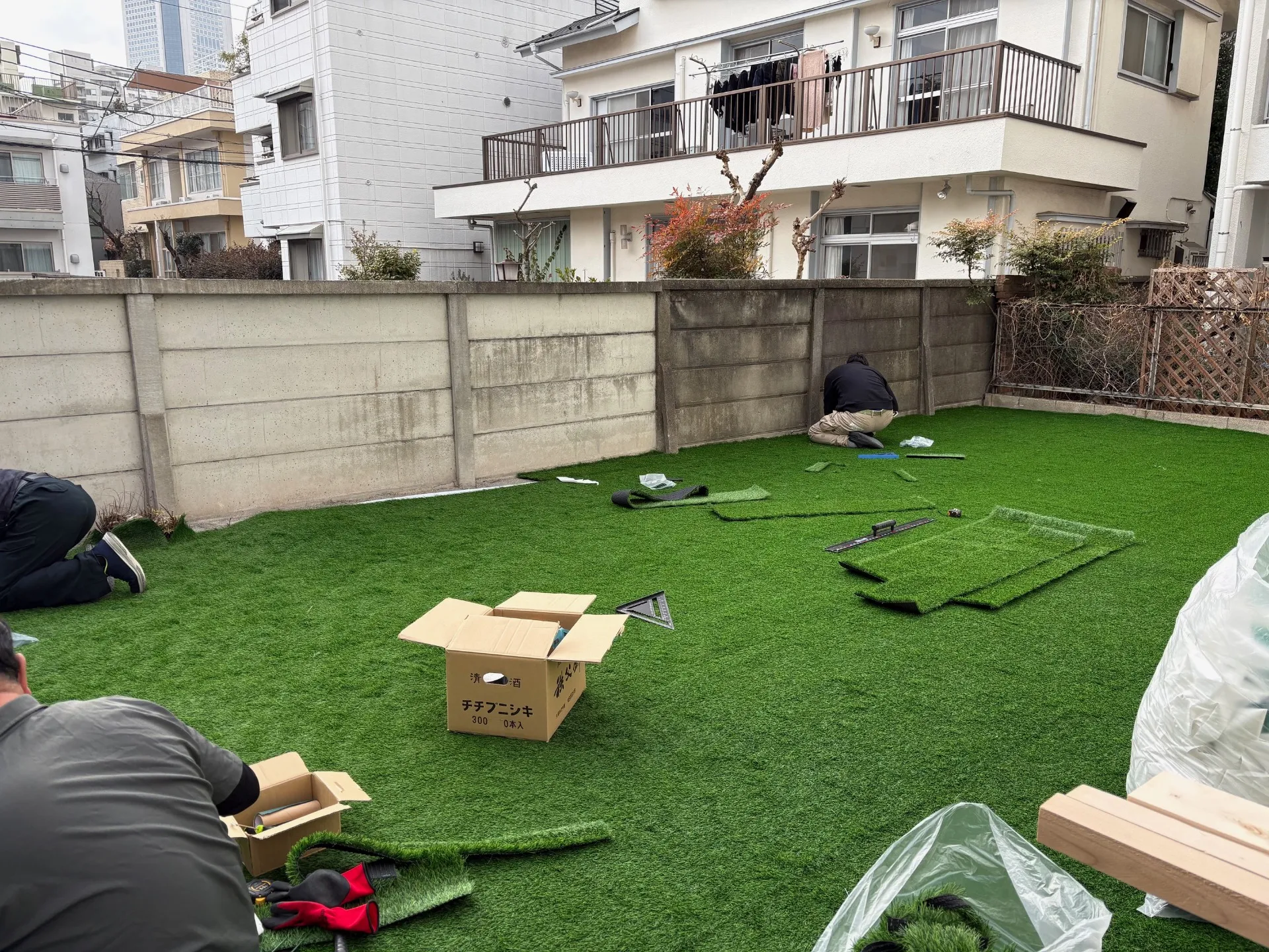 隅々まで丁寧に作業します。