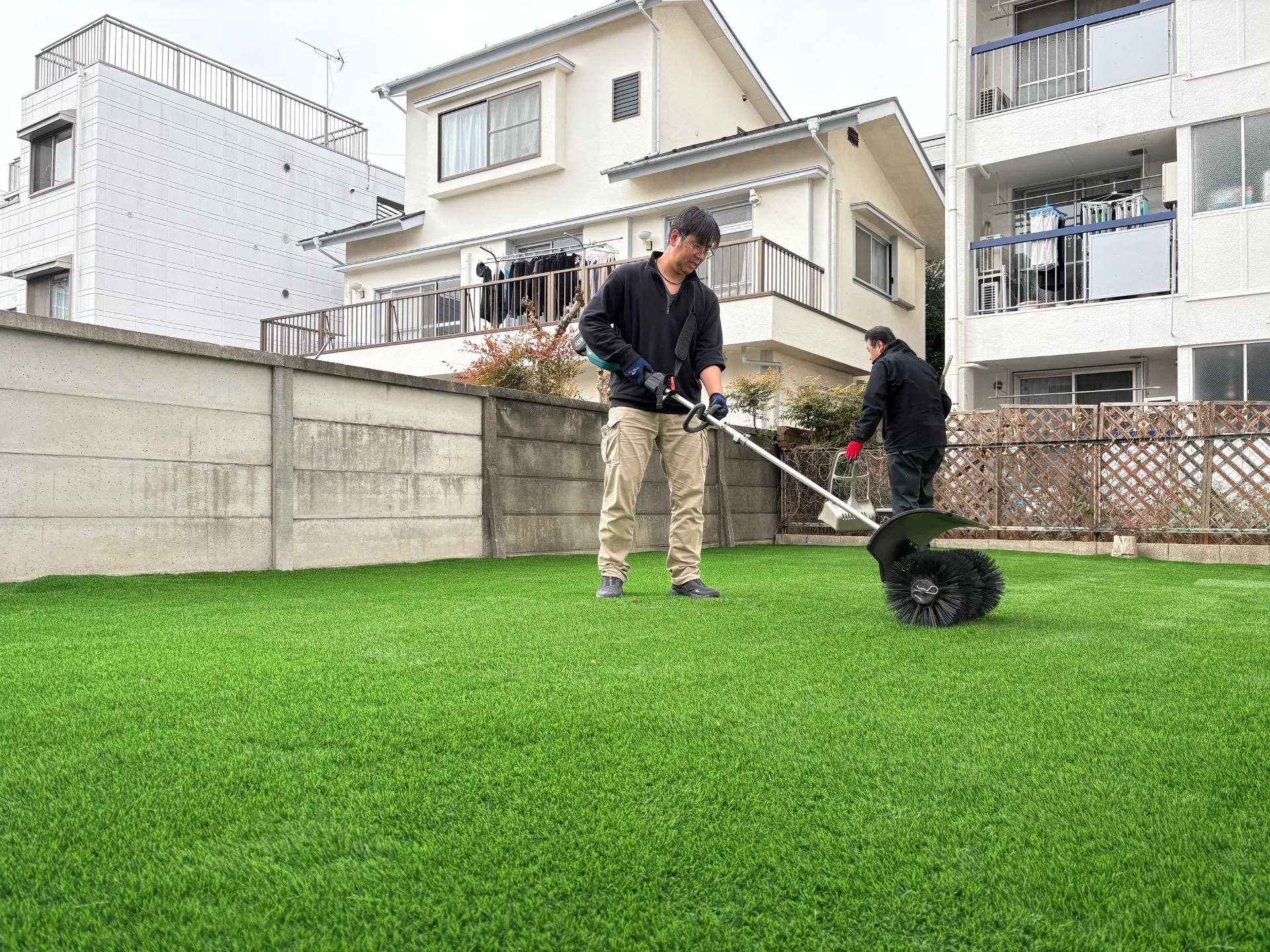 仕上げにブラッシングして芝生を起こしてあげます。