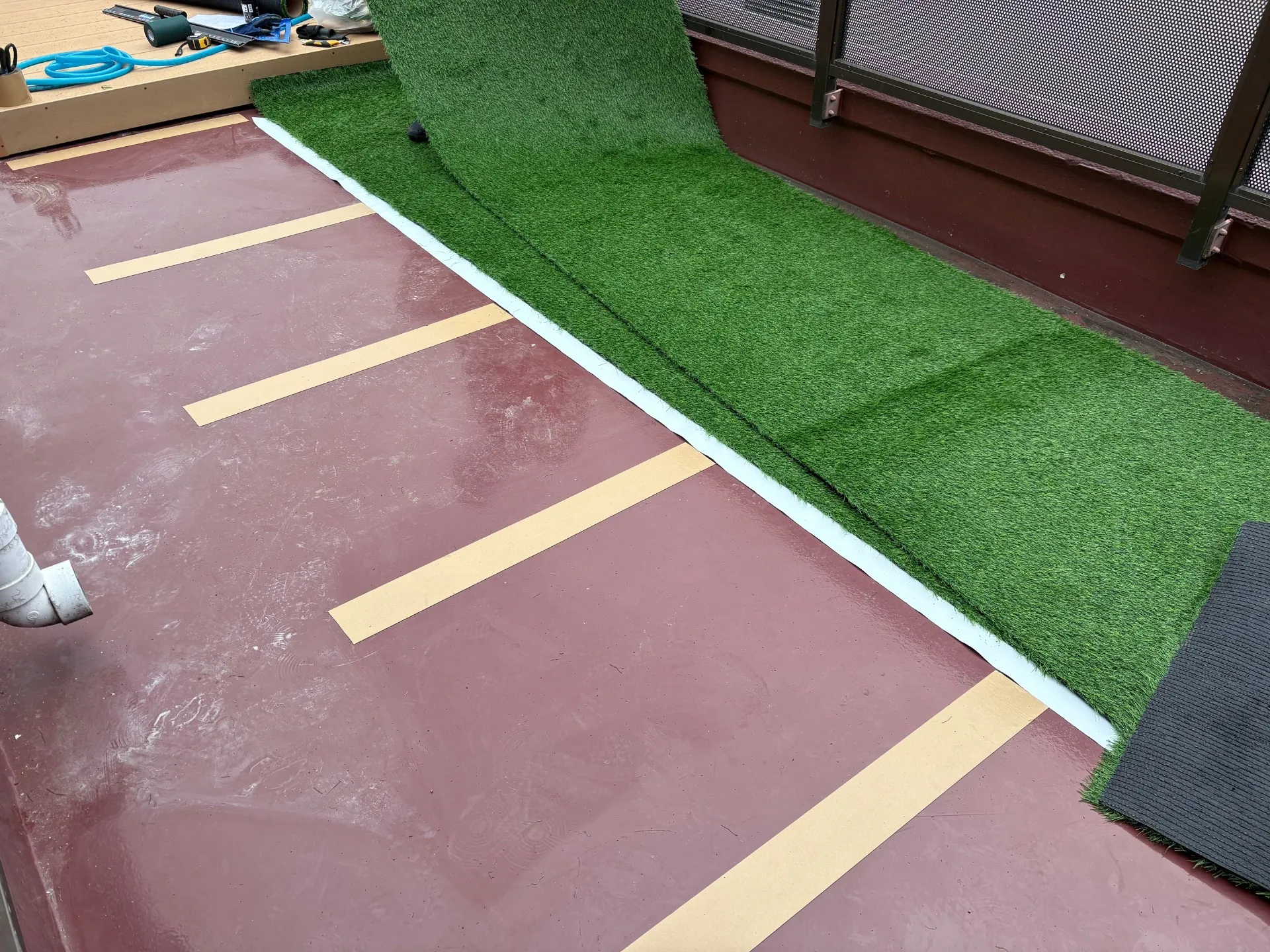 剥がすことも考慮した粘着テープ施工