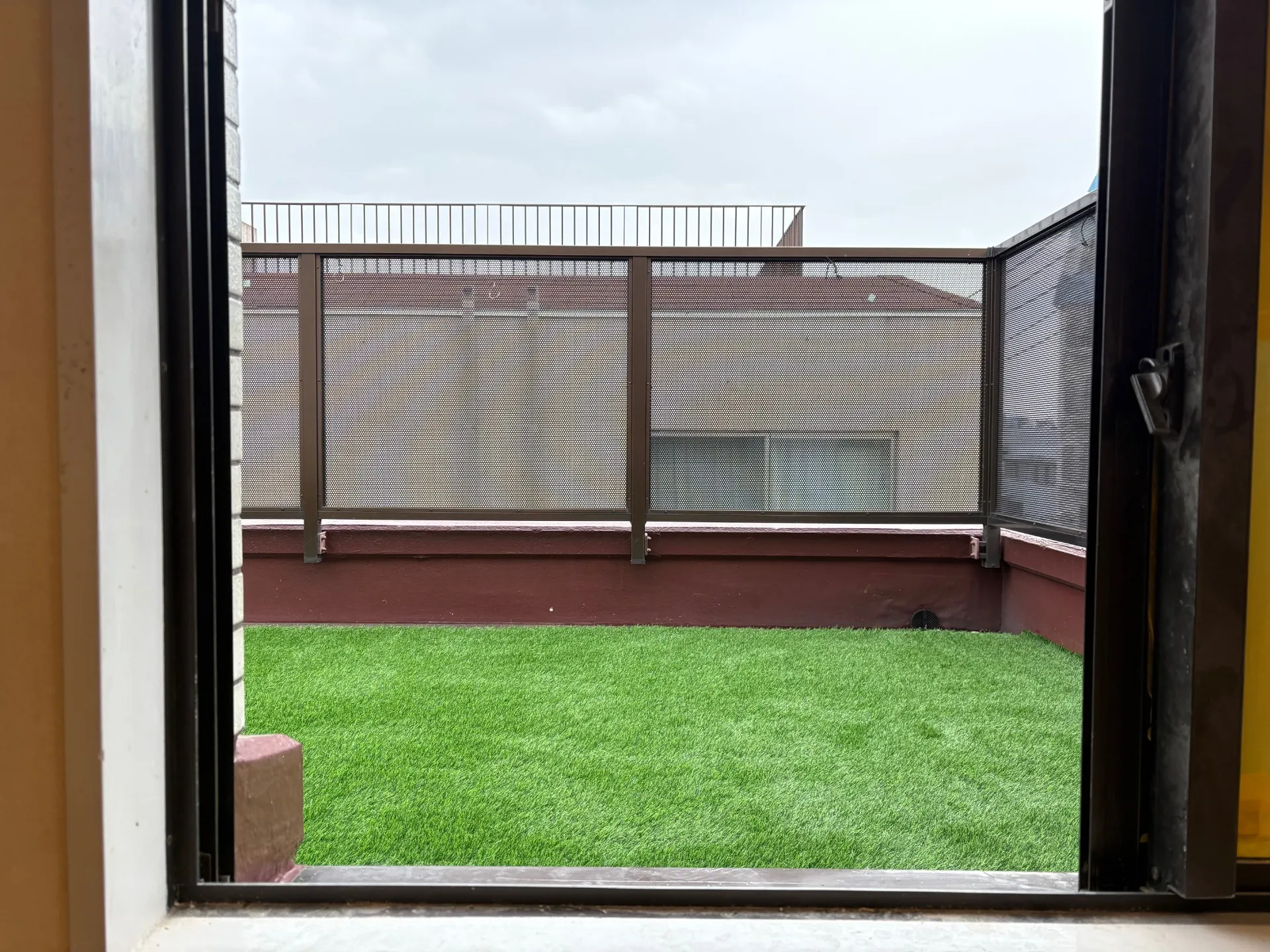 殺風景なバルコニーがおしゃれなくつろぎ空間に