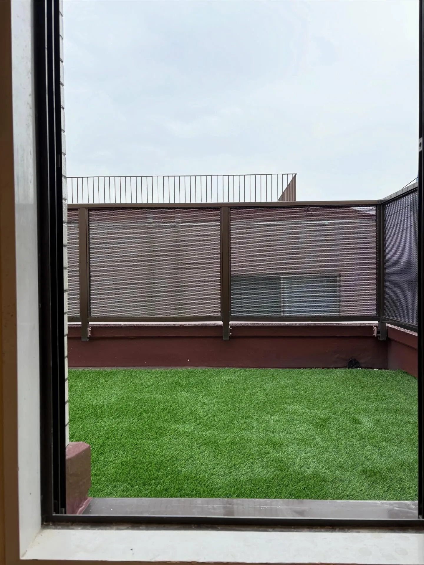 【東京都目黒区｜マンションバルコニー人工芝リフォーム事例】🏙...