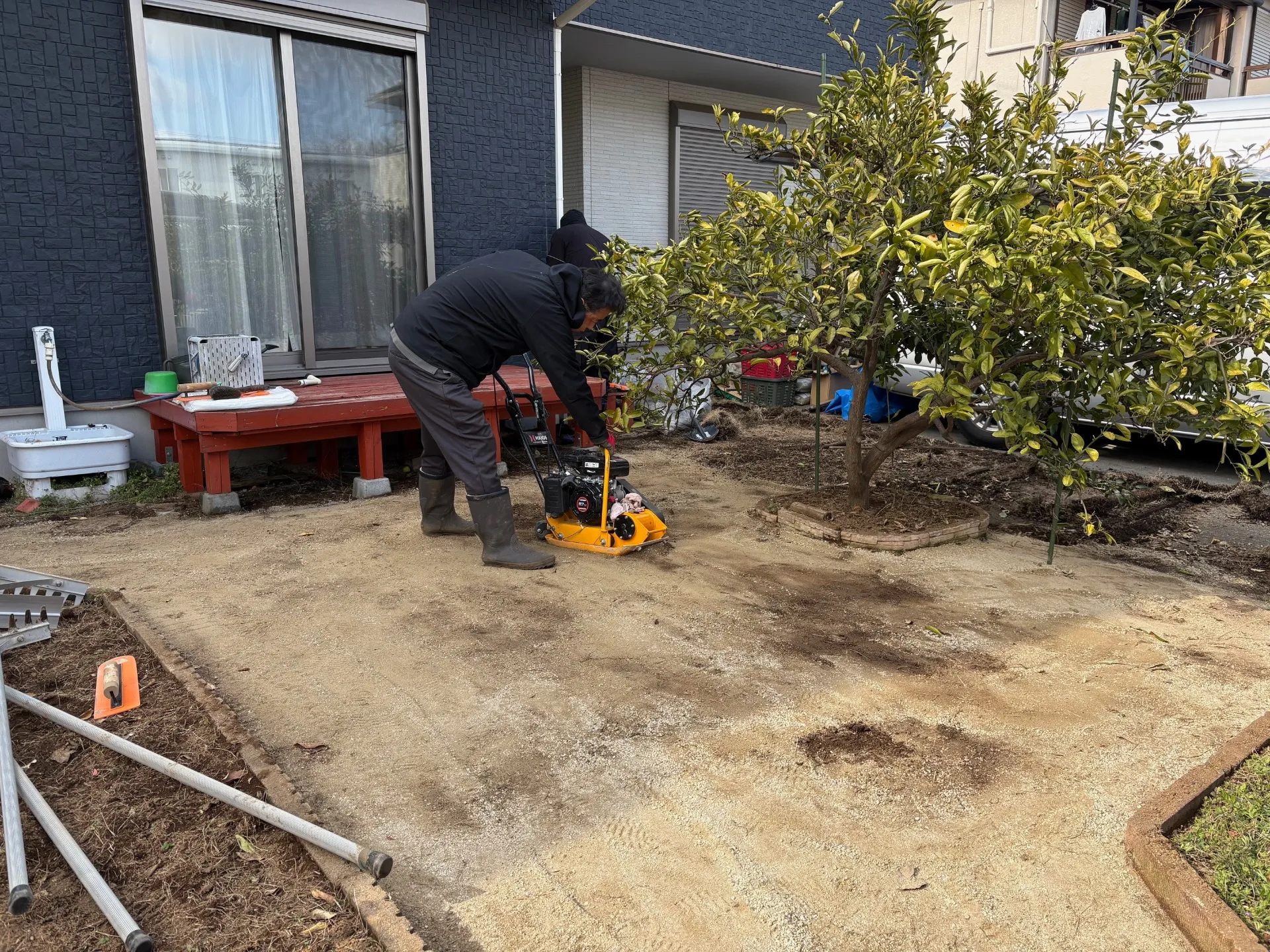 丁寧に転圧して整地