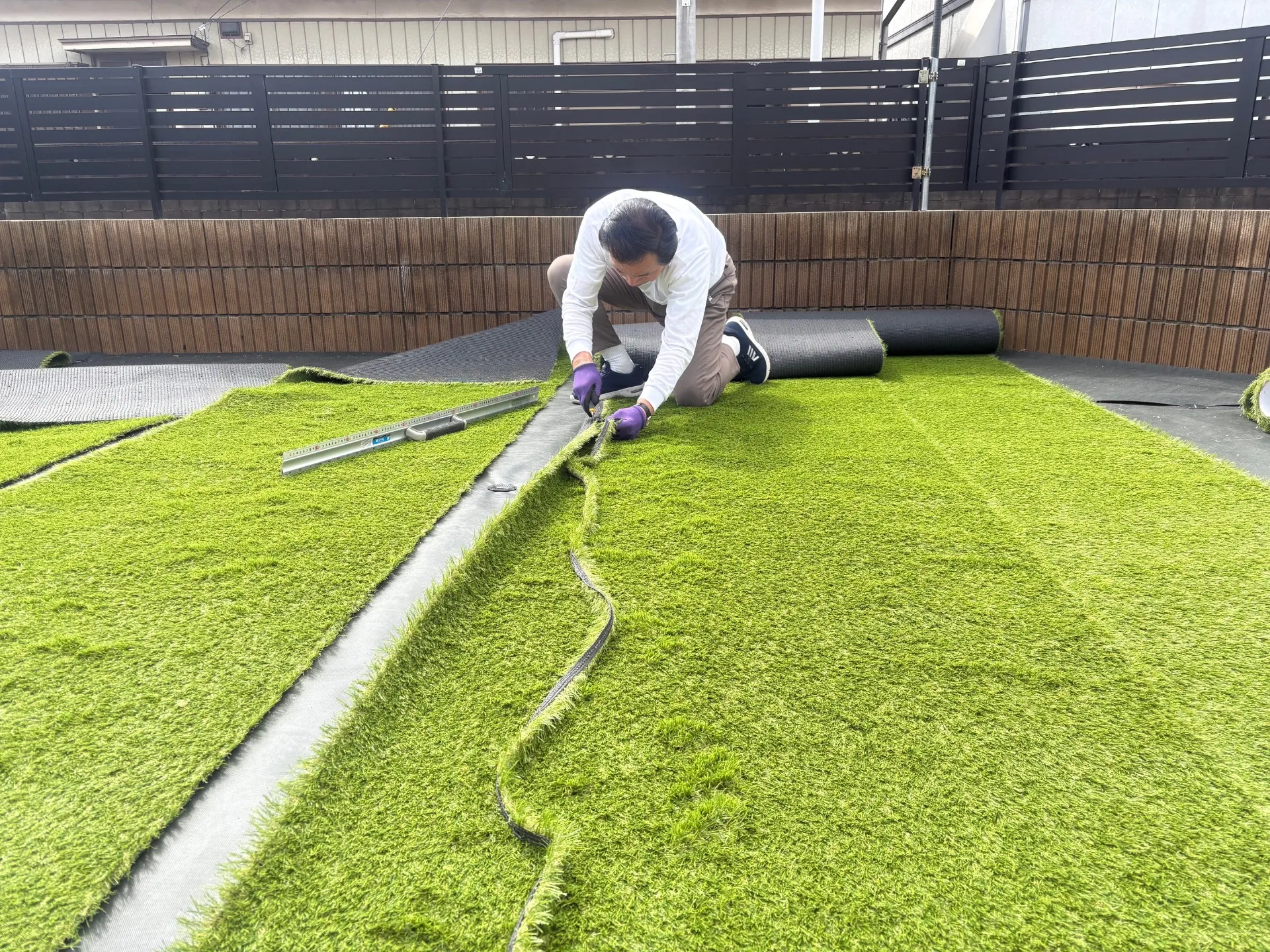 繋ぎ目が目立たないように人工芝のミミを丁寧にカット