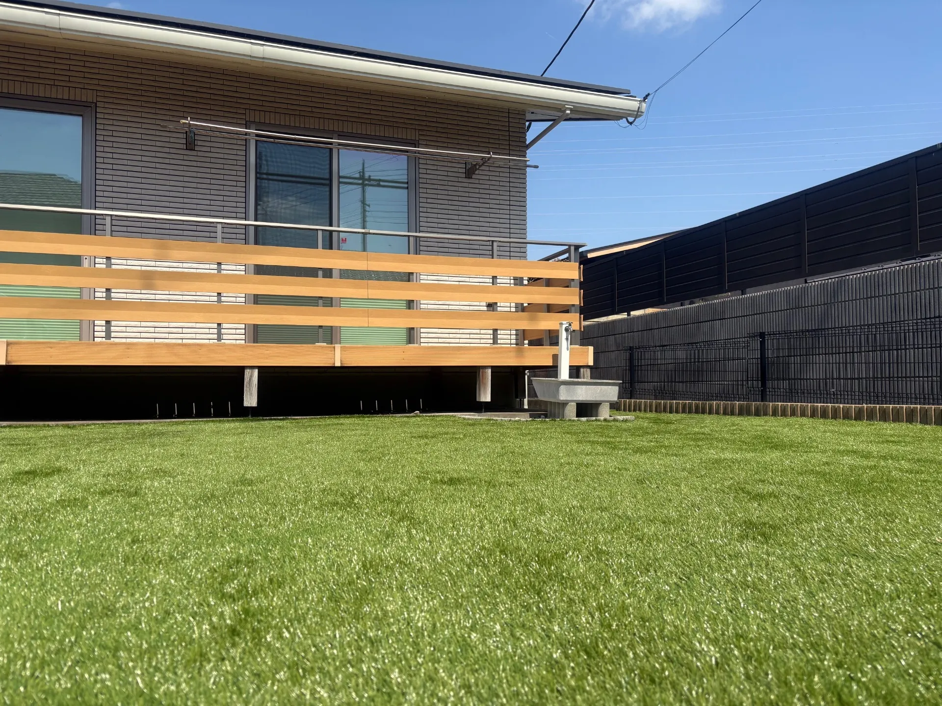 【埼玉 行田市｜人工芝施工】天然芝の手入れから解放｜伐根・芝剥がしをお客様対応で費用削減