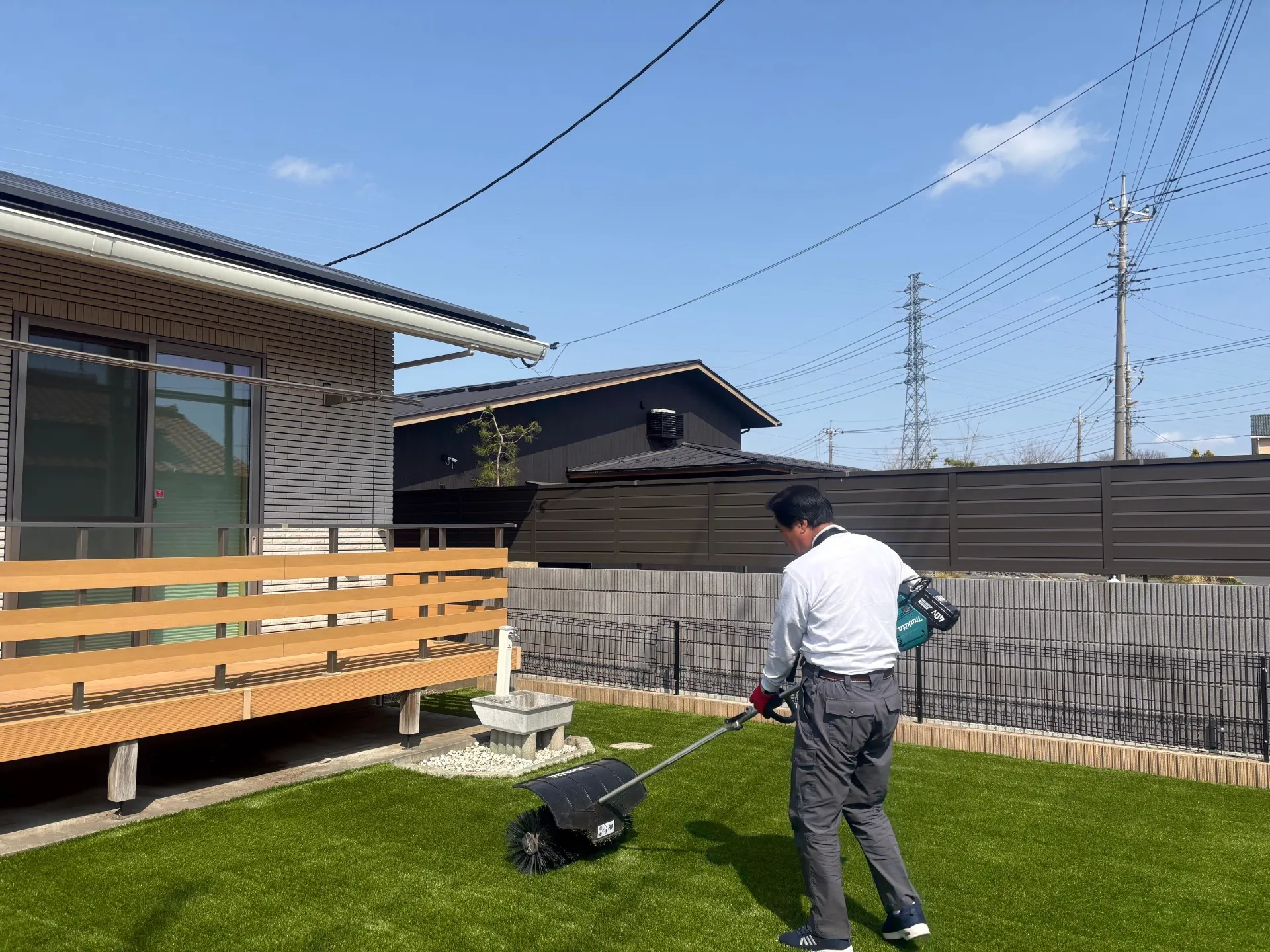 仕上げにブラッシングして芝生を起こしてあげます。