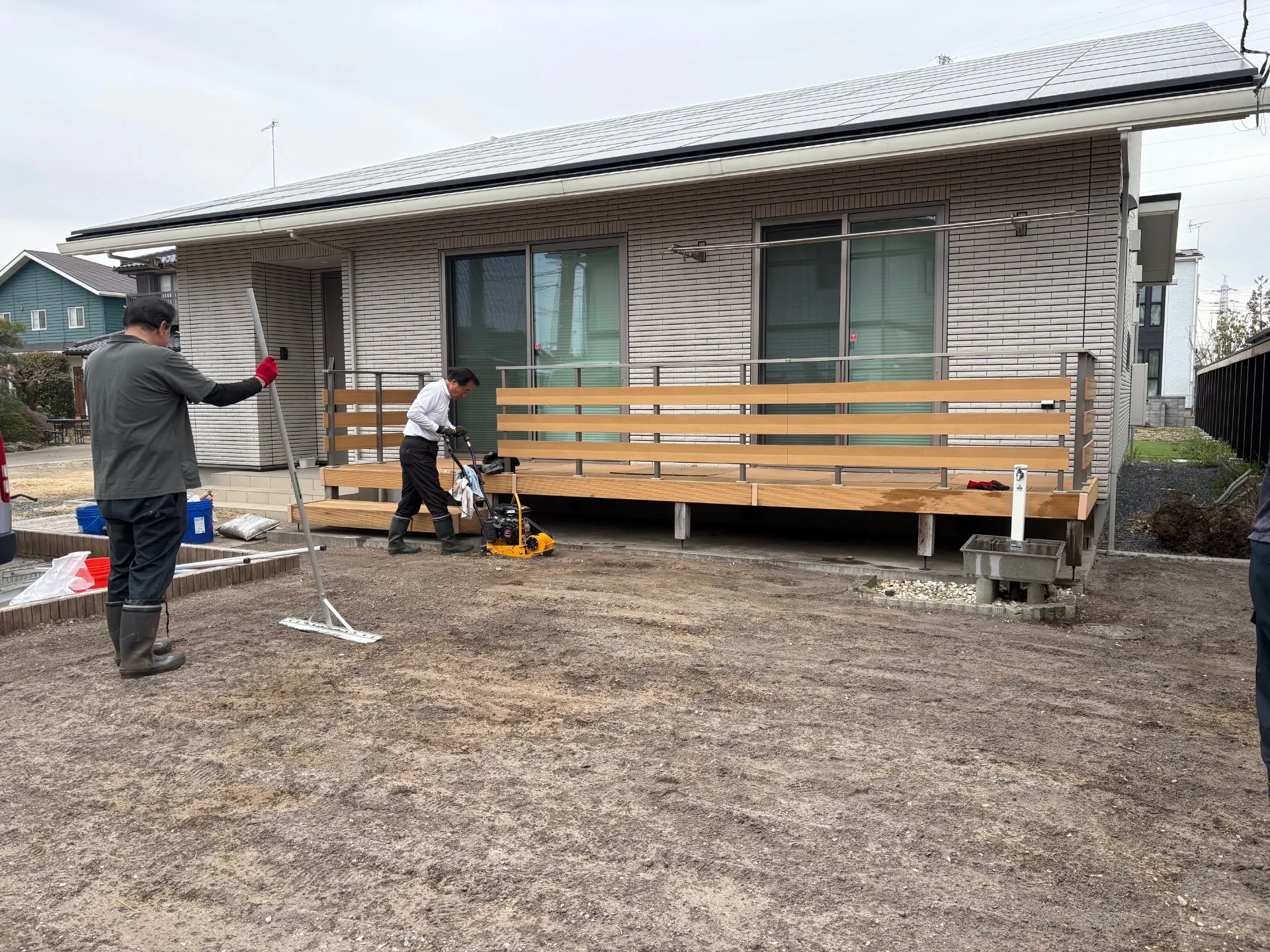 下地砂を入れ転圧・整地