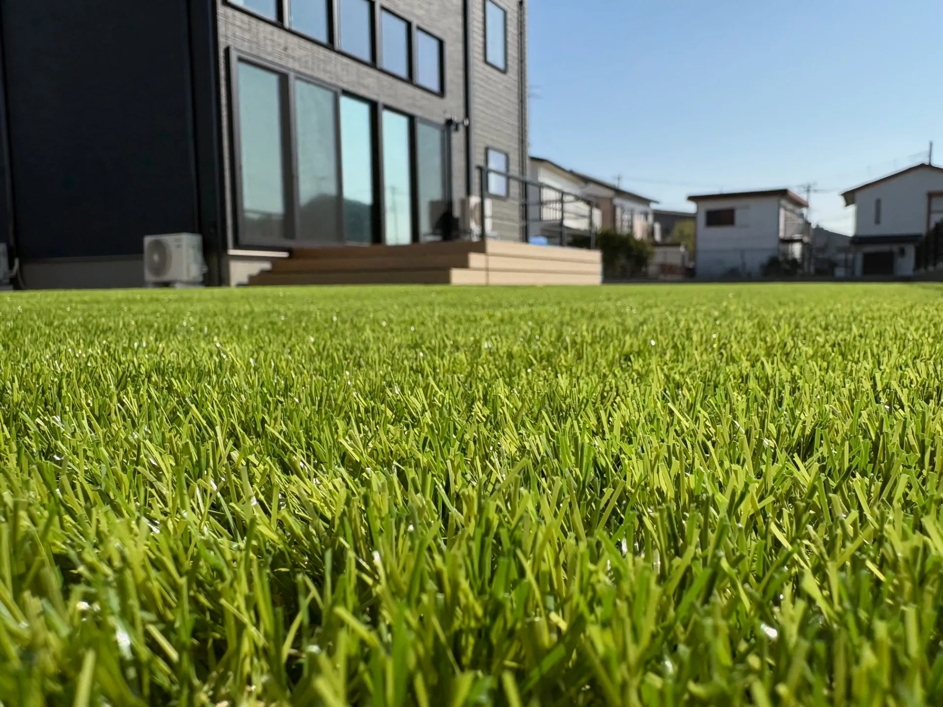 埼玉 飯能市|新築外構の人工芝施工100㎡|芝丈35mm高密度でふかふか庭へ【埼玉全域対応・DIY比較】