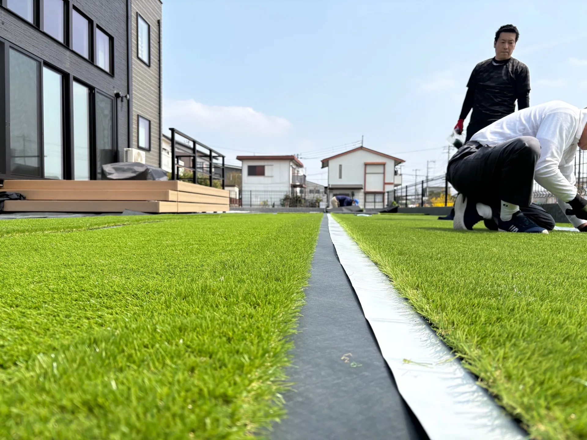人工芝の繋ぎ目にジョイントテープを使用します