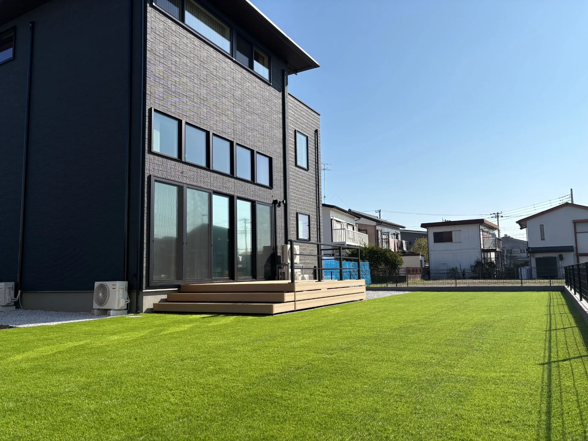 人工芝の緑が広がるお庭が出来上がりました。