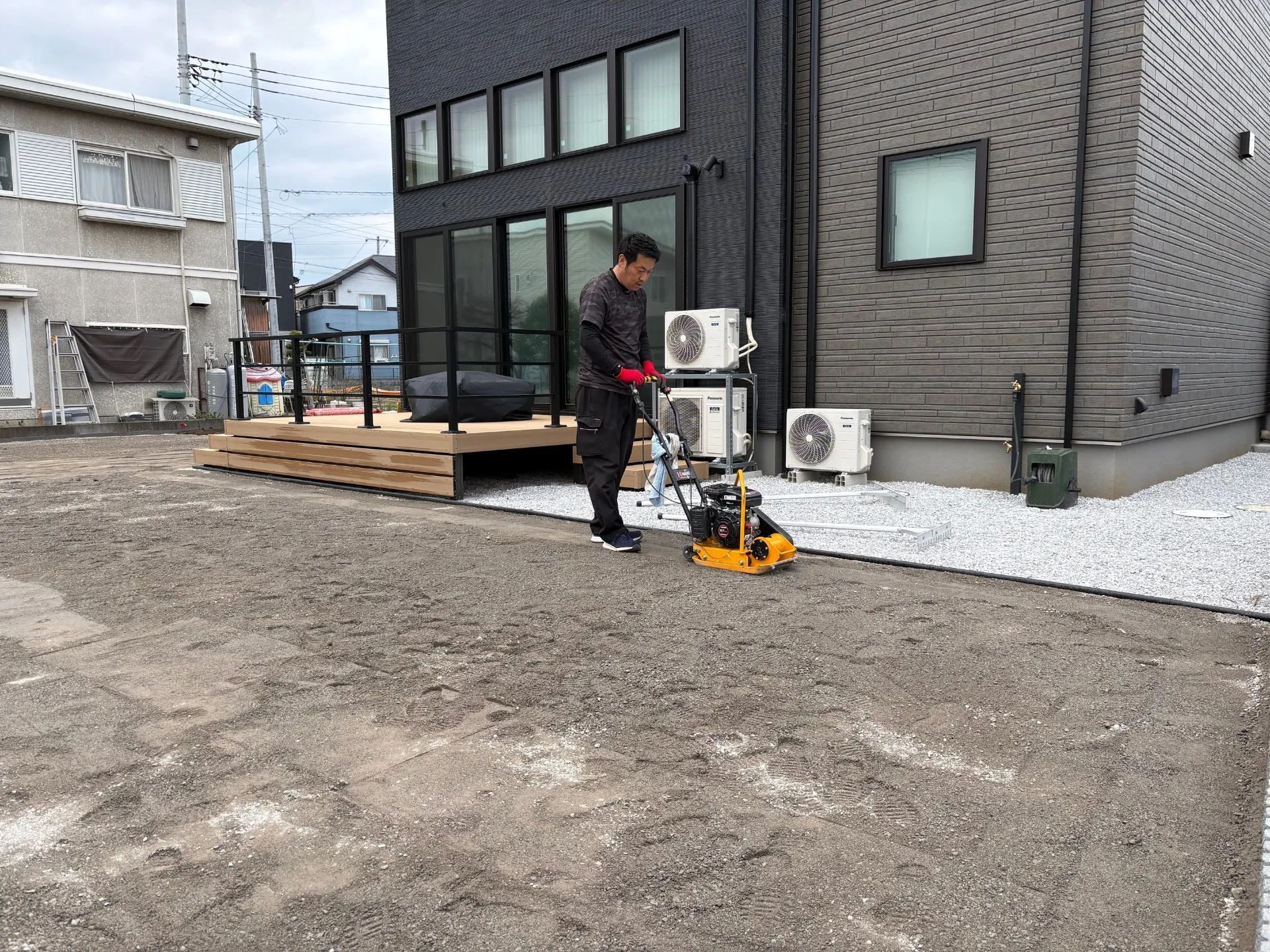 下地砂を入れ転圧機で固めていきます