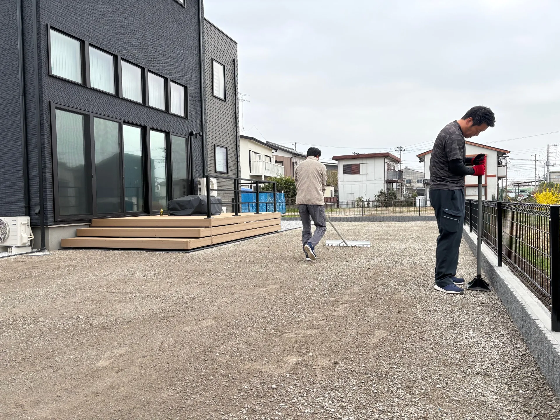 下地が重要なので丁寧に整地します