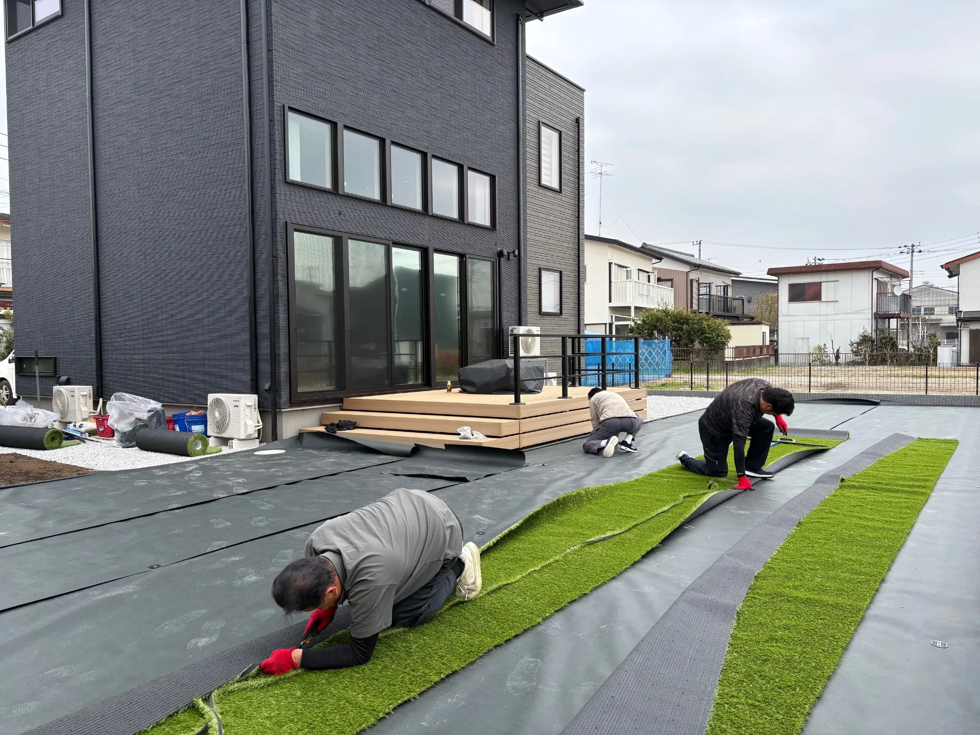 全面に防草シート敷設