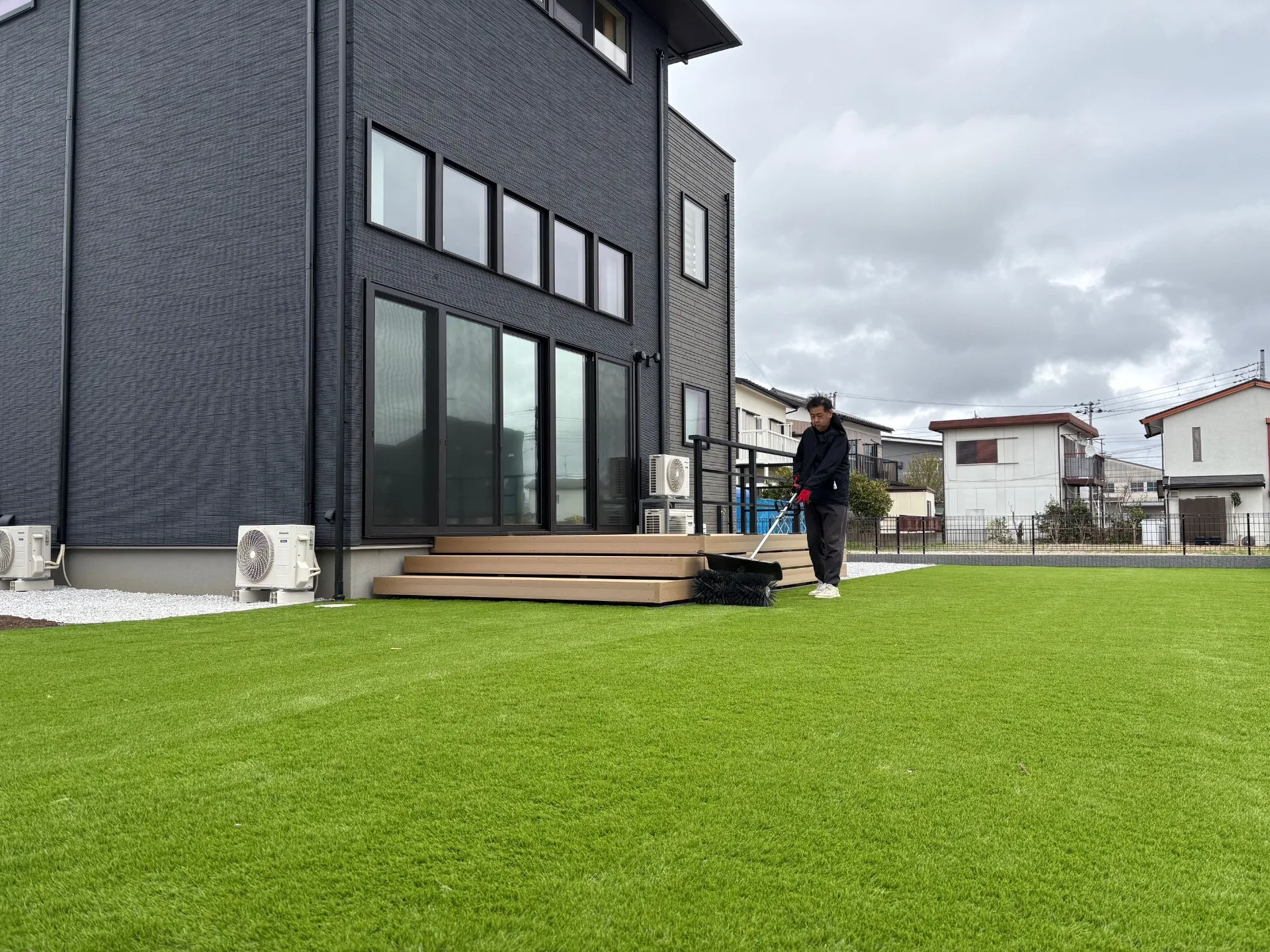 仕上げにブラッシングして芝生を起こしてあげます。