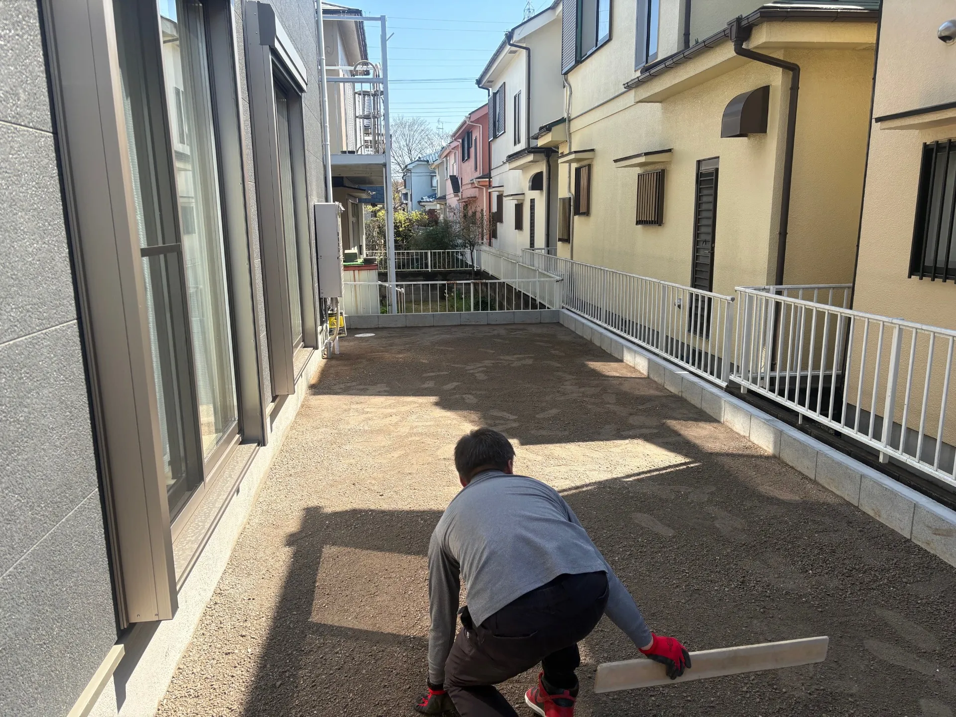 最後は手作業で丁寧に慣らしていきます