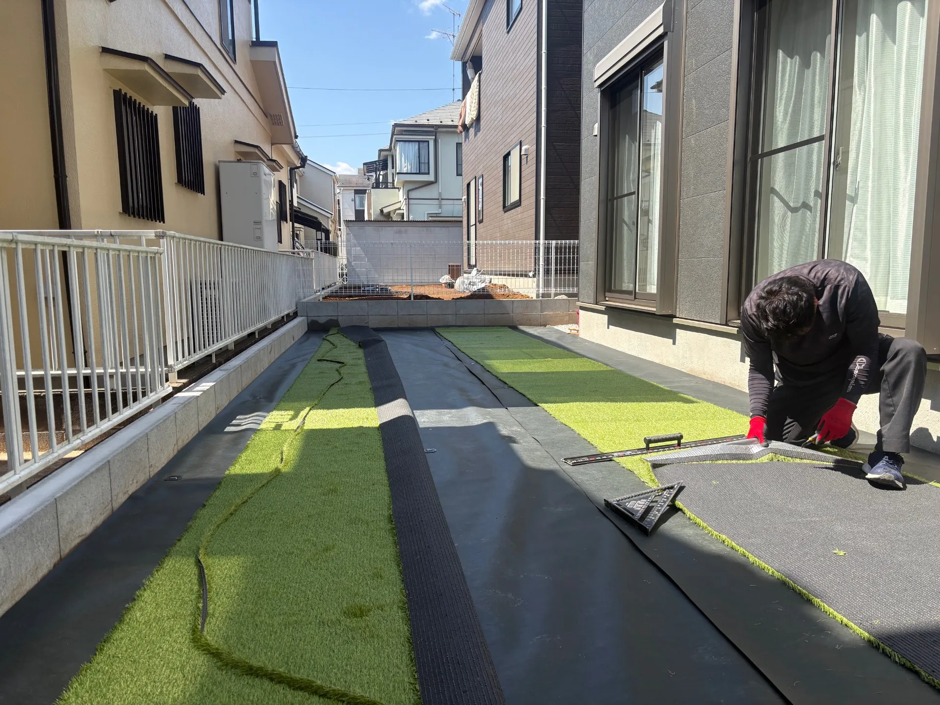 人工芝のミミを丁寧にカット