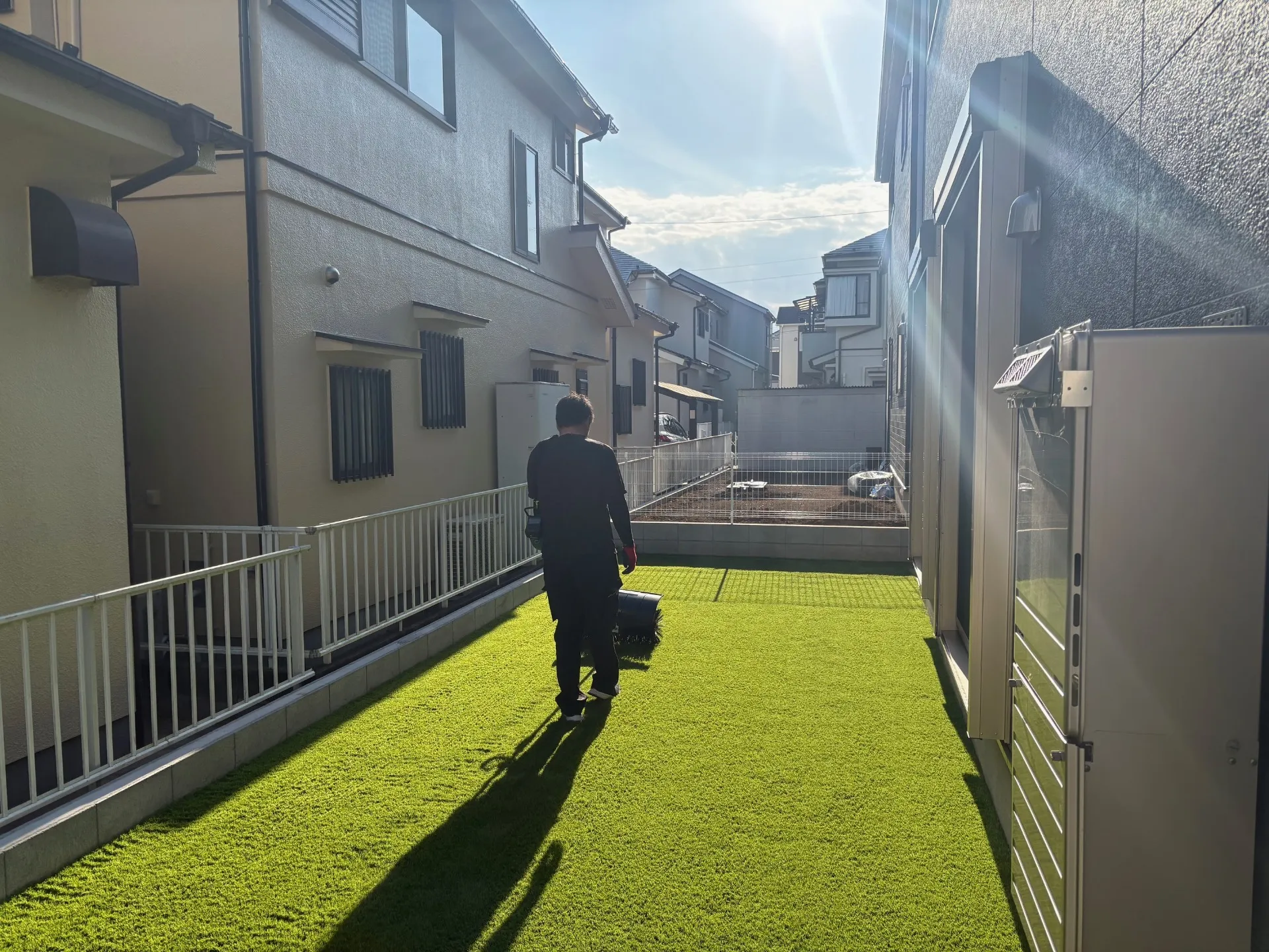 仕上げにブラッシングして芝生を起こしてあげます。