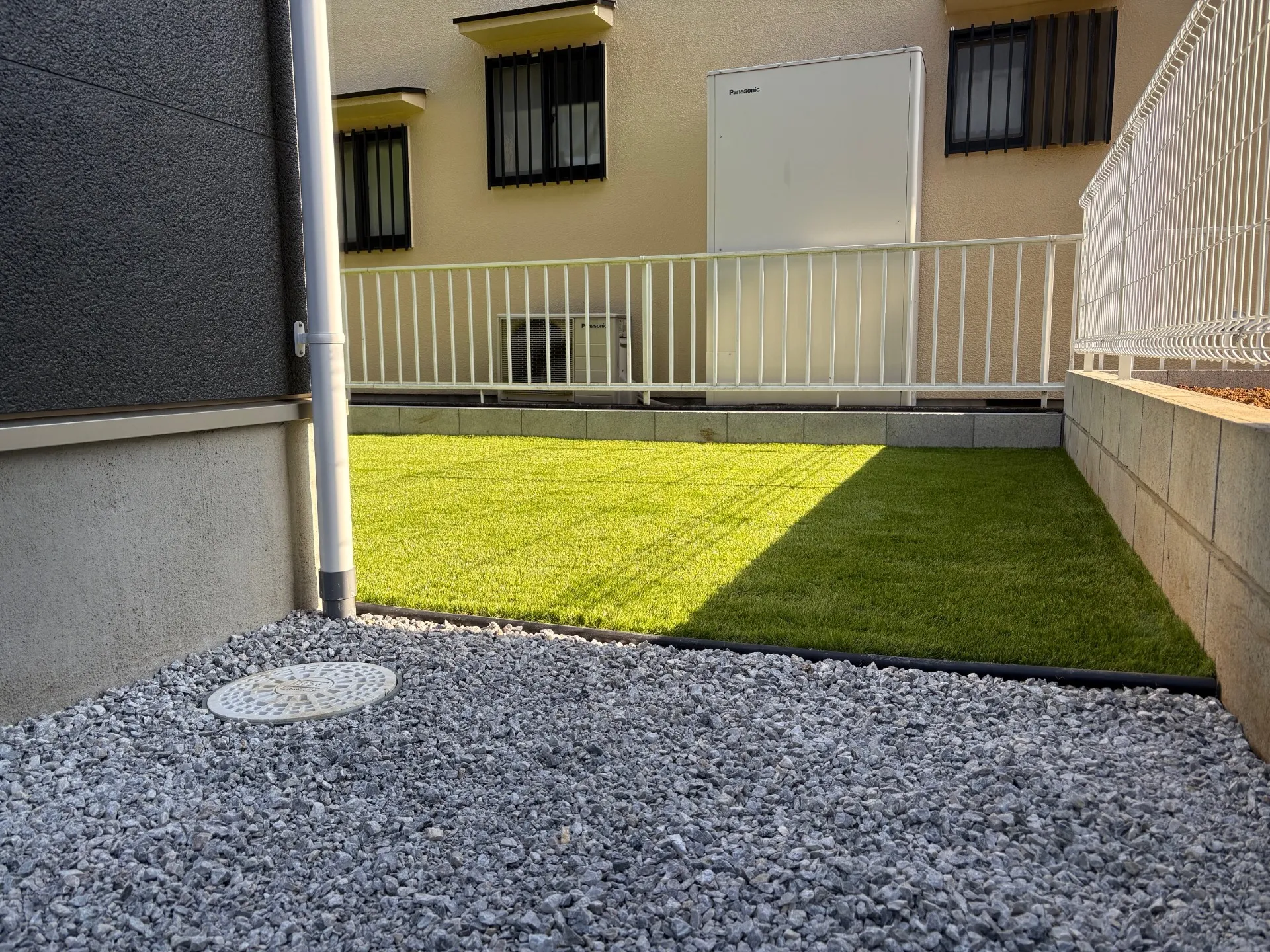 【埼玉県 入間市 新築外構】他社見積りより大幅コストダウン|高密度35mm人工芝×砂利敷きで“クッション性抜群の庭”を実現!