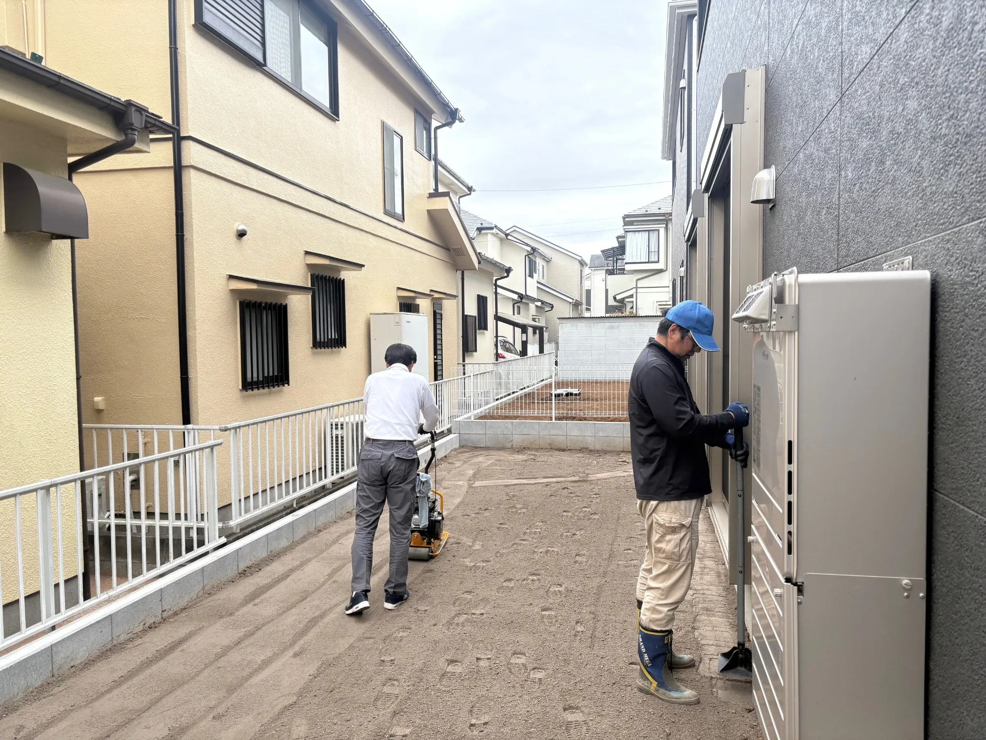 転圧して整地していきます